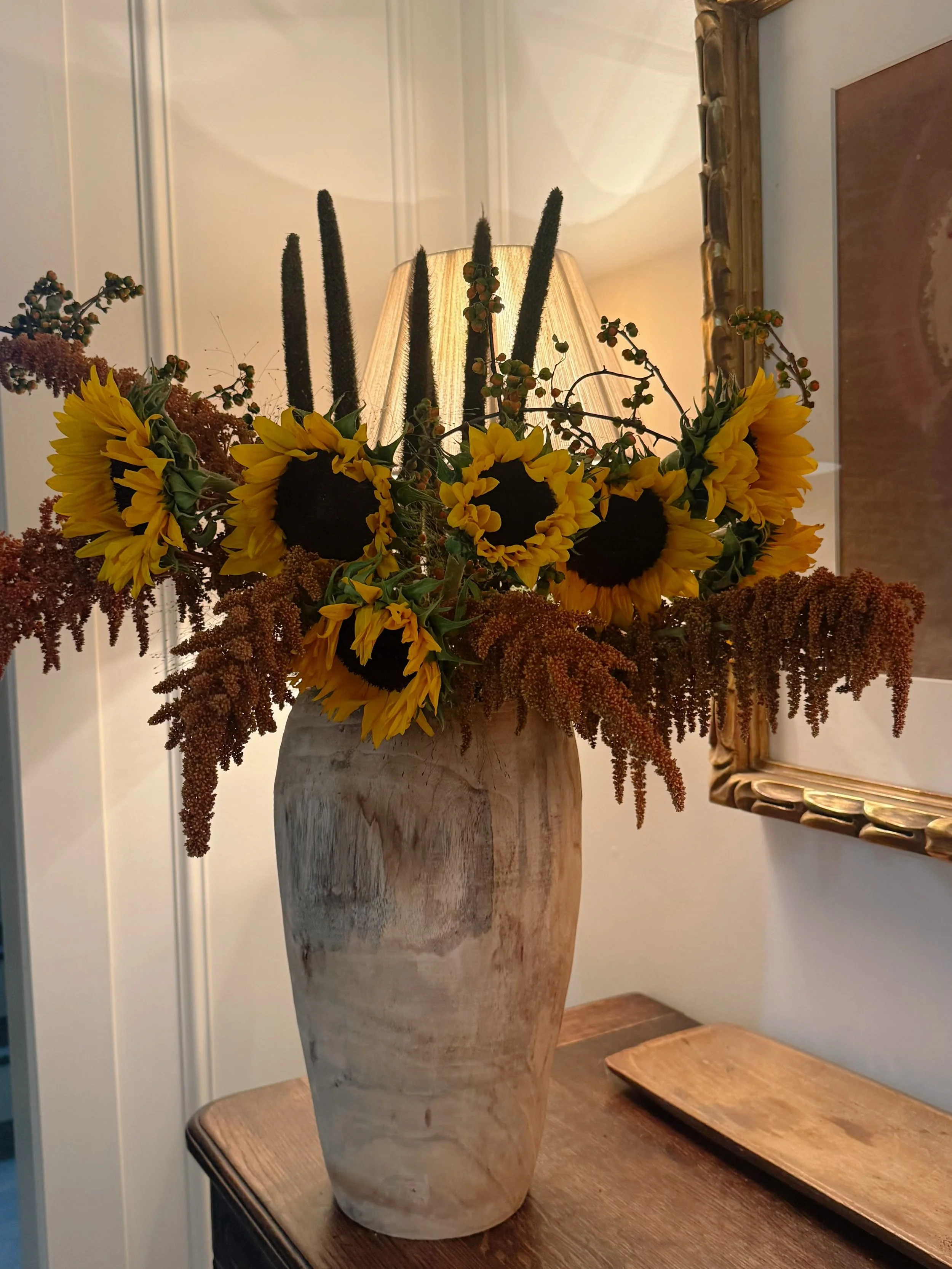 Sunflower season is never over 🌻 Loving all the different textures and little details in this arrangement. 🤎
DM for inquiries 
@kennicott1881 
.
.
.
#sunflowers #elegantflowers #fallflowers #chicagoflorist #elegantflowers