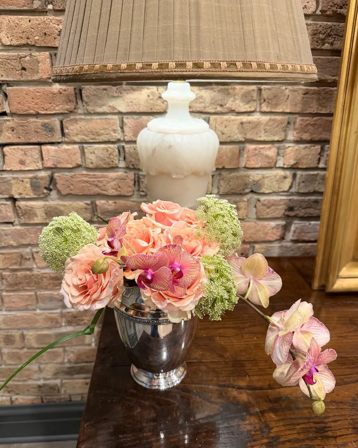 Saying goodbye to September with a beautiful arrangement in a silver pitcher filled with my favorite peach roses, Queen Anne&rsquo;s lace and a gorgeous orchid spilling out of the design💕🌸