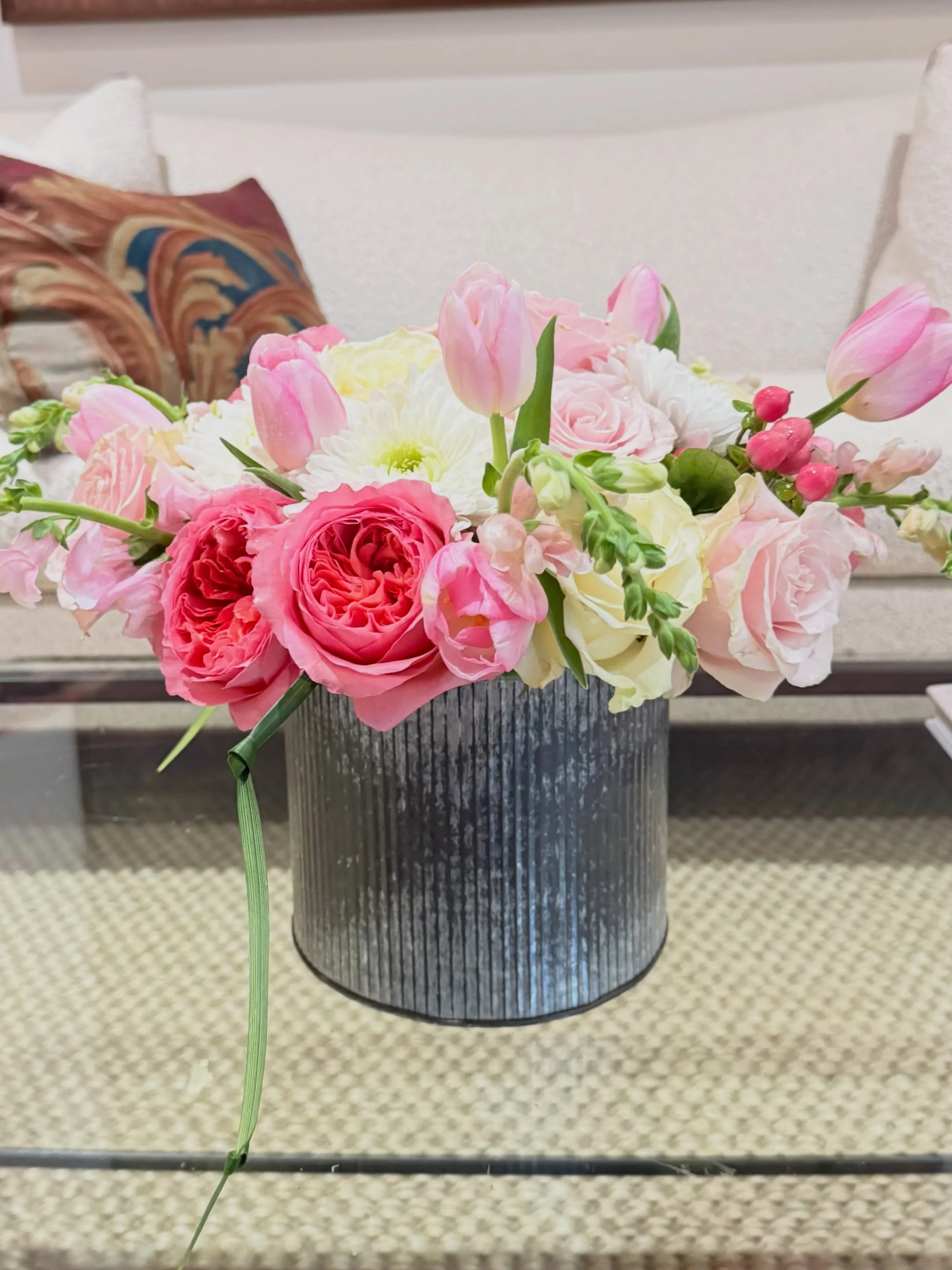 Pink tulips, garden roses, and soft seasonal blooms come together in a romantic arrangement designed to bring a touch of effortless elegance to any room. 🌷
DM for inquiries!
.
.
.
.
#gardenroses #tulips #flowerarrangements #pinkflowers #chicagoflori