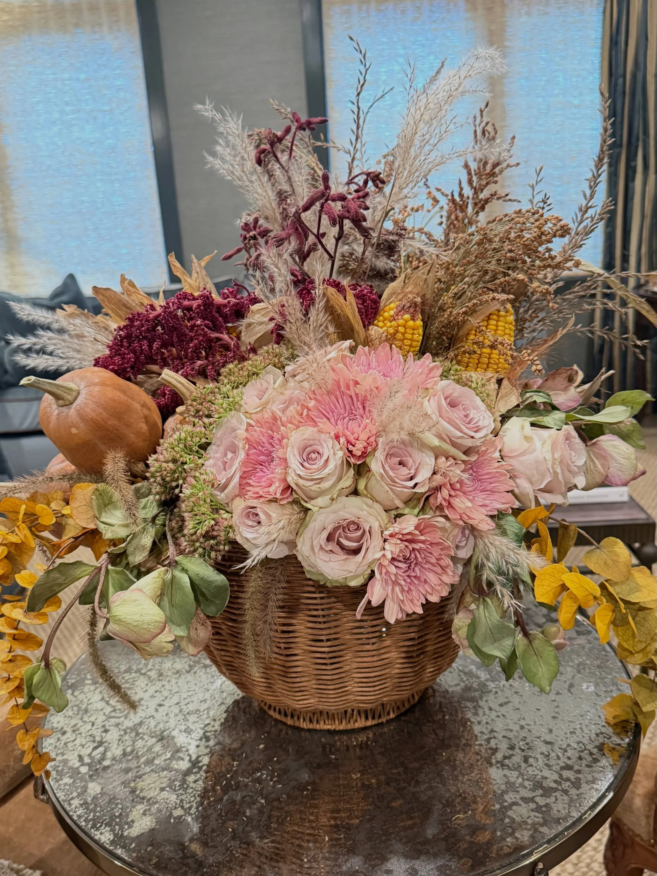 Fall florals with a little bit of everything we love 🍂💐 Soft pinks, warm autumn tones, and all the seasonal details. The perfect statement piece for fall! 🤎
DM to order your own custom arrangement!
.
.
.
#flowerarrangements #fallflowers #fallvibes
