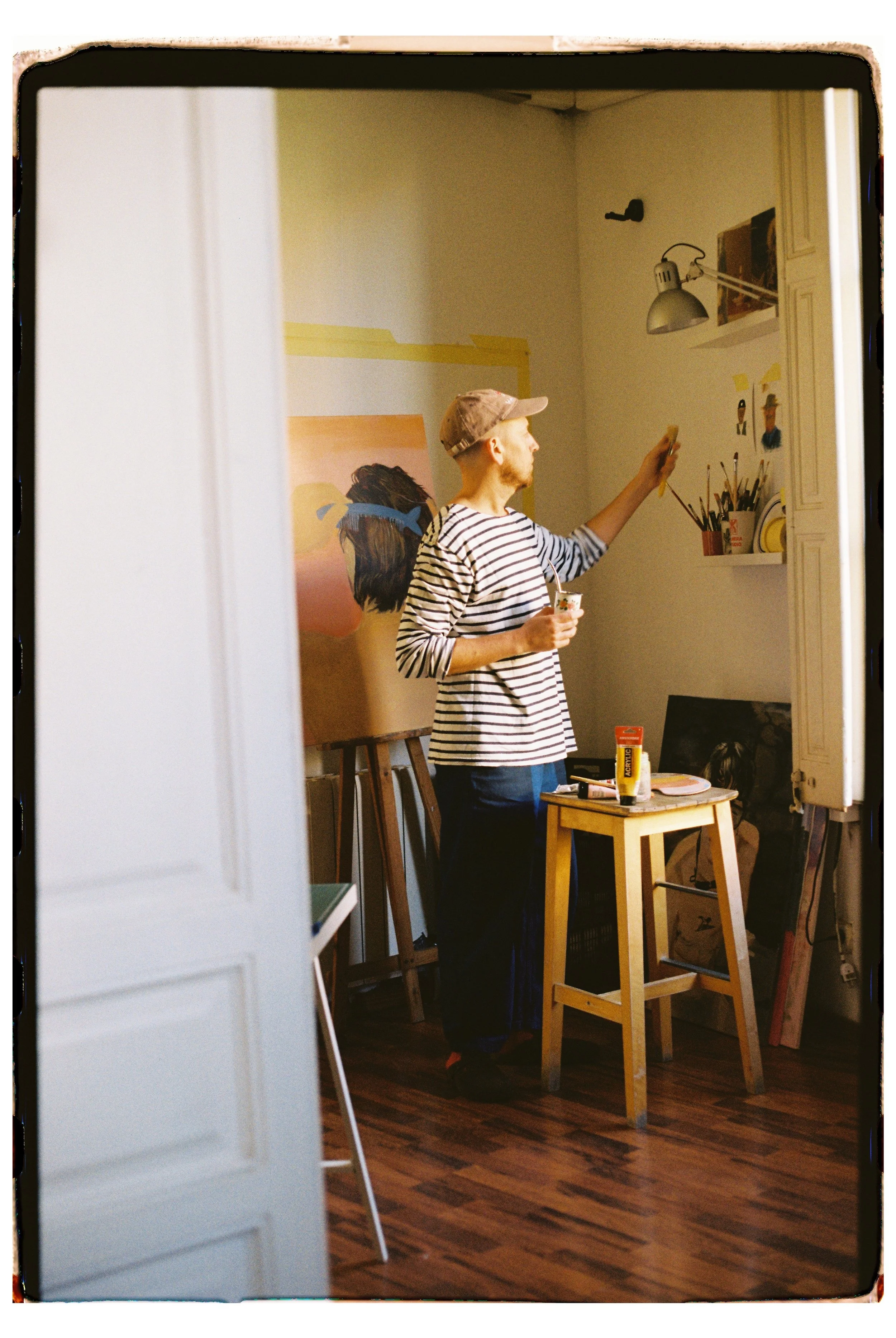 Artist & Illustrator Gabriel Sciutto painting in his attelier / taller in Barcelona