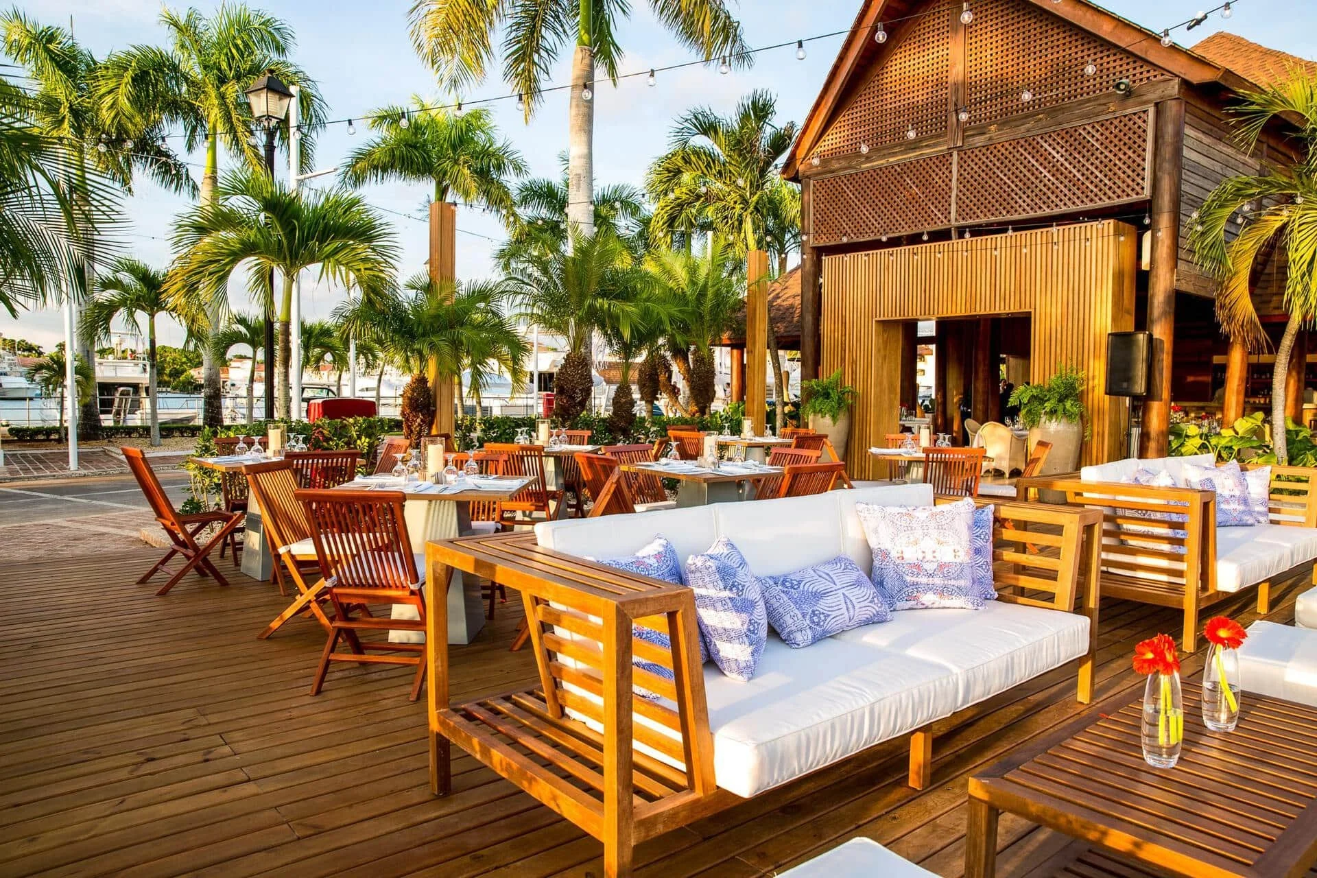 Dining, Bars, & Nightlife