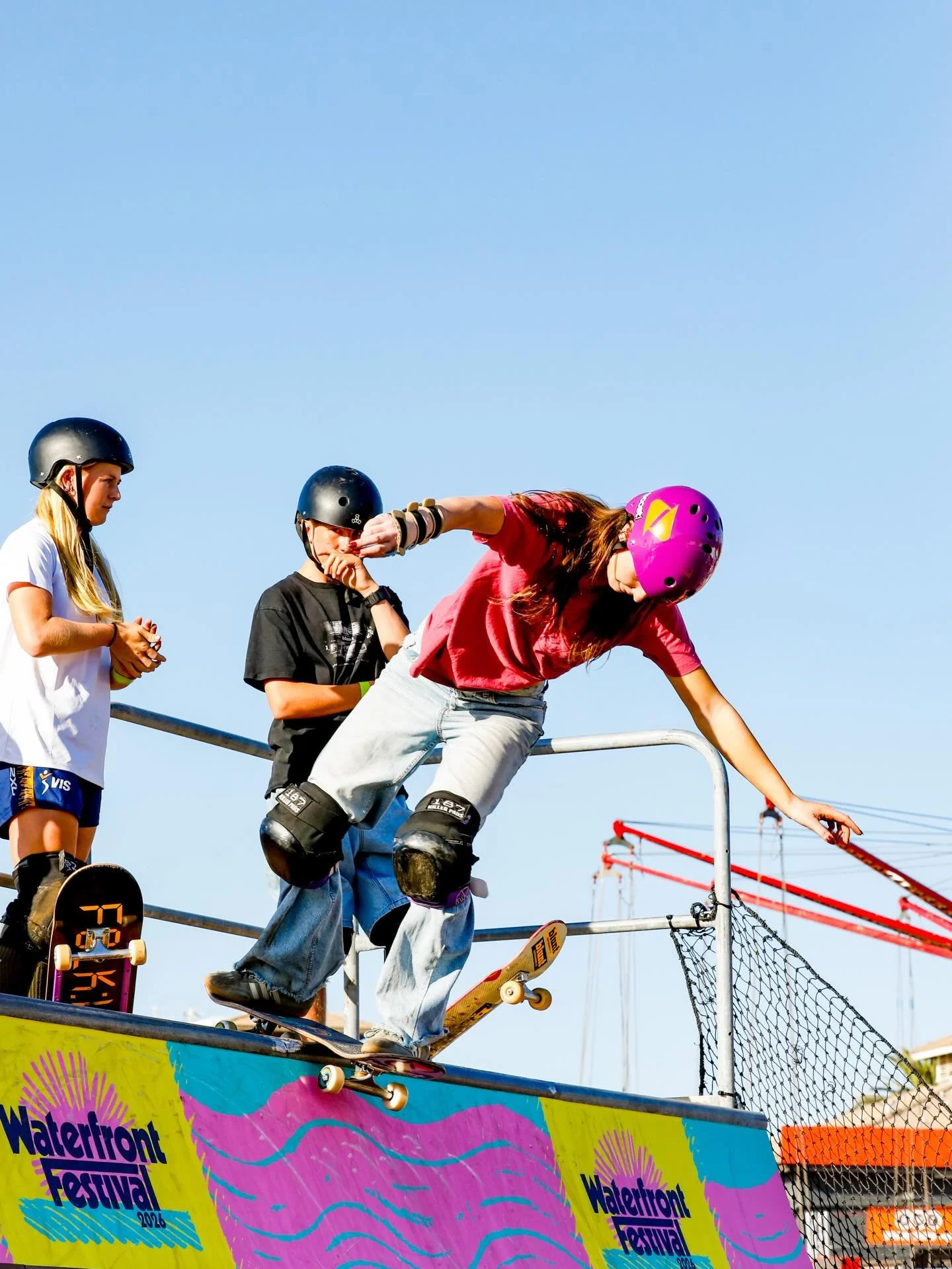 As the sun went down over the bay, the vibes went up. ☀️ 🍹 💃 

Frankston @waterfrontfest doing what it does best.