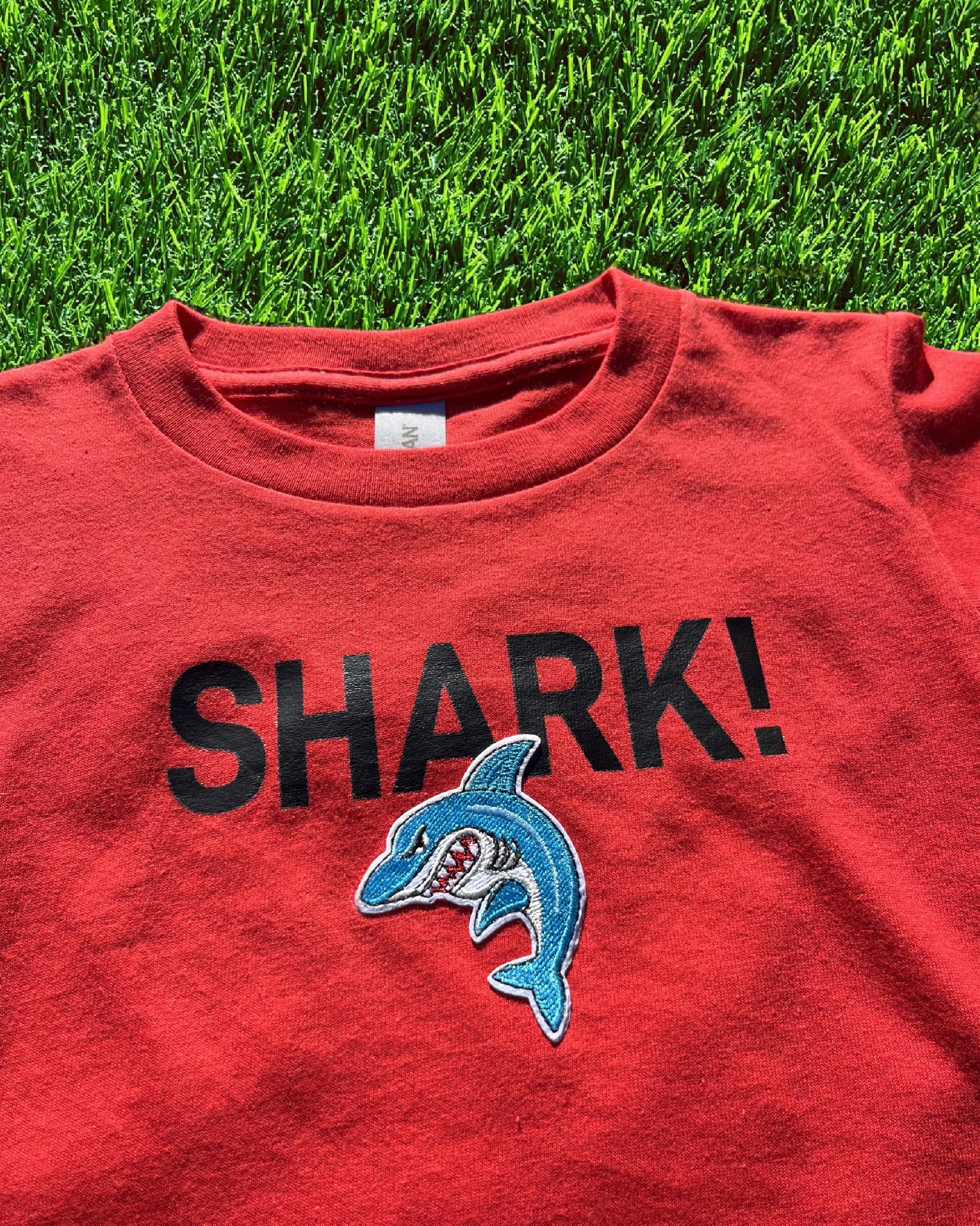 Shark on red (3t)