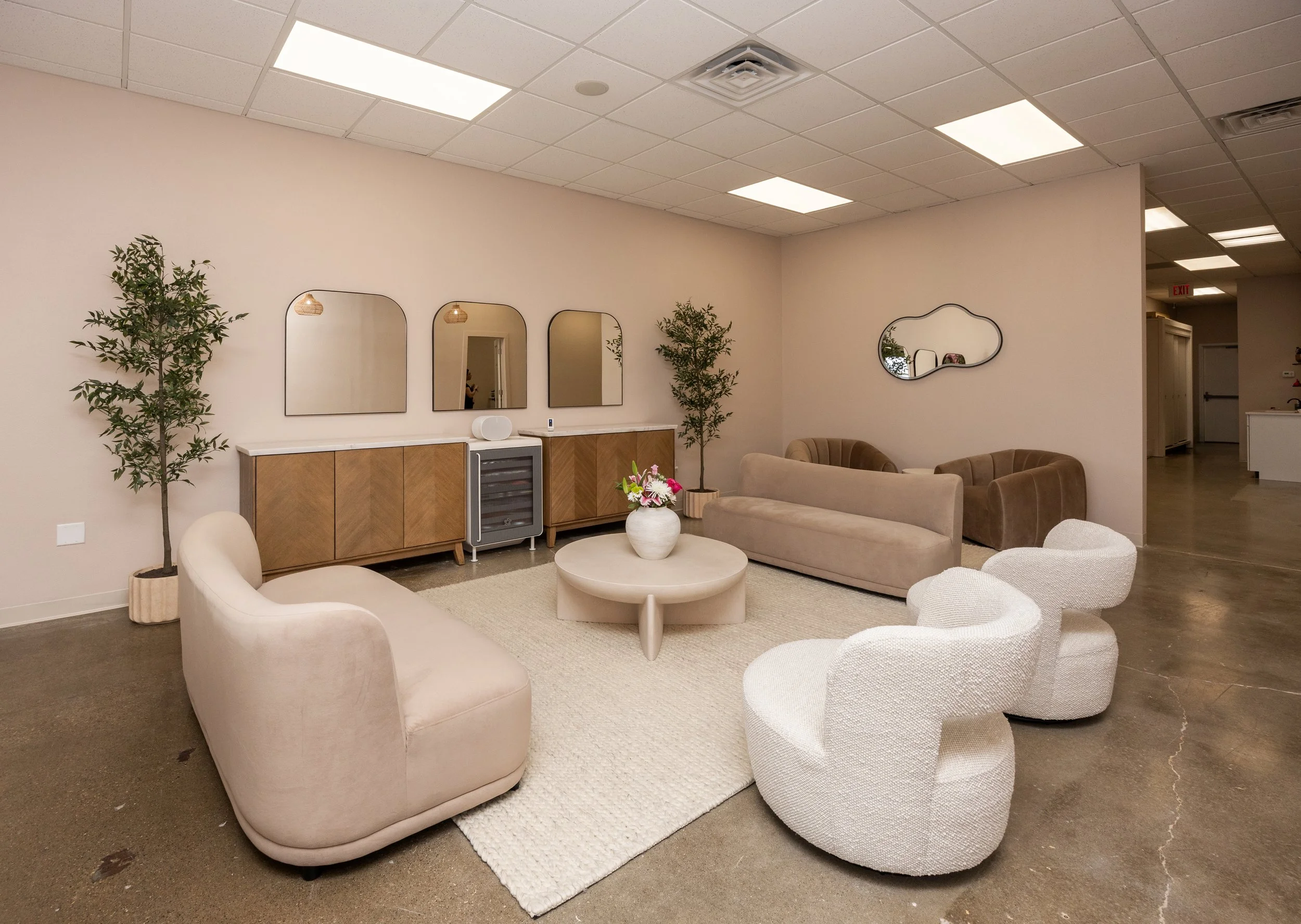 SEATING FOR UP TO 12 IN MAIN LOUNGE 