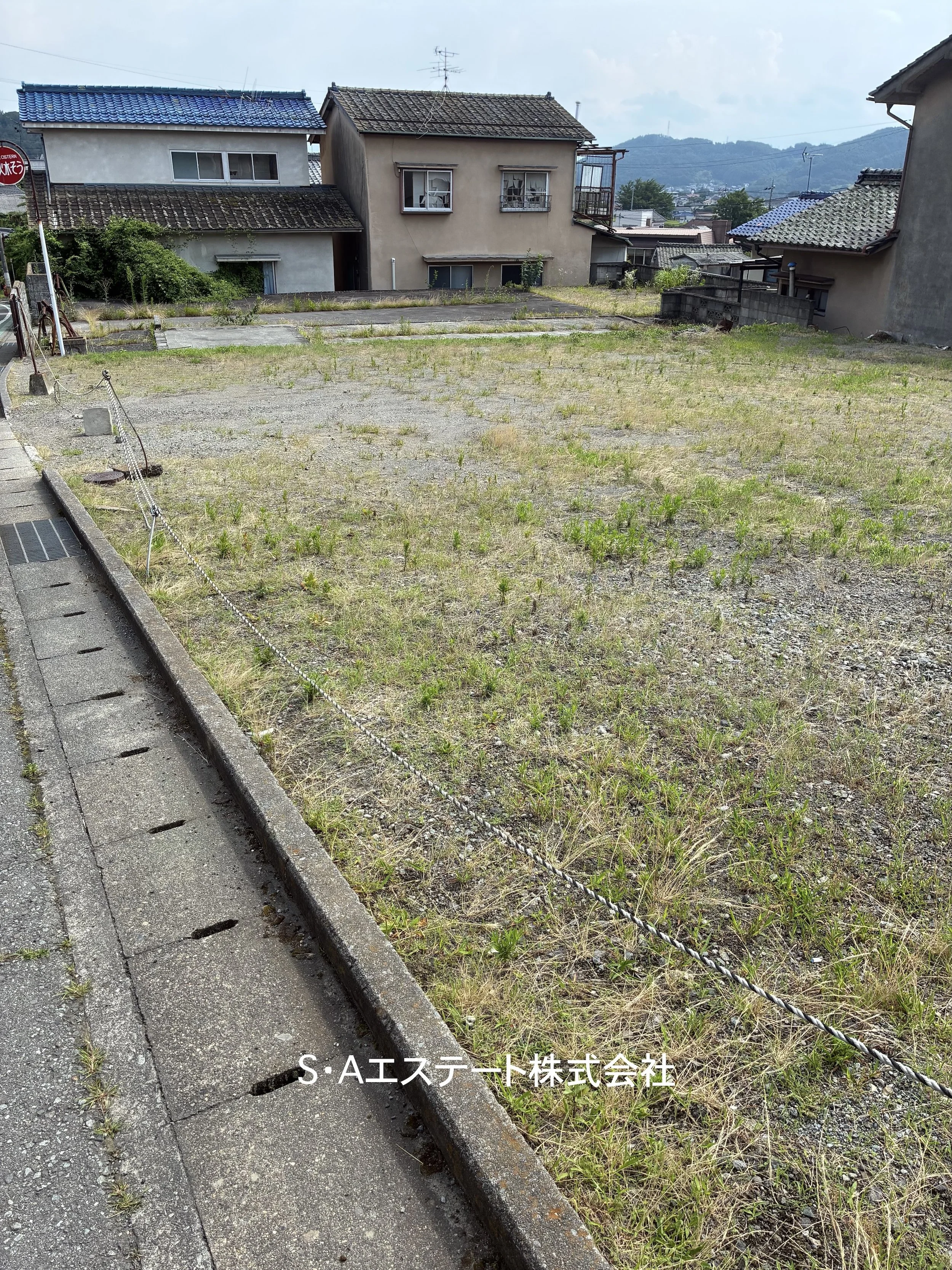 土地の地図と区画番号。赤い線で囲まれた土地の境界線が示されている。