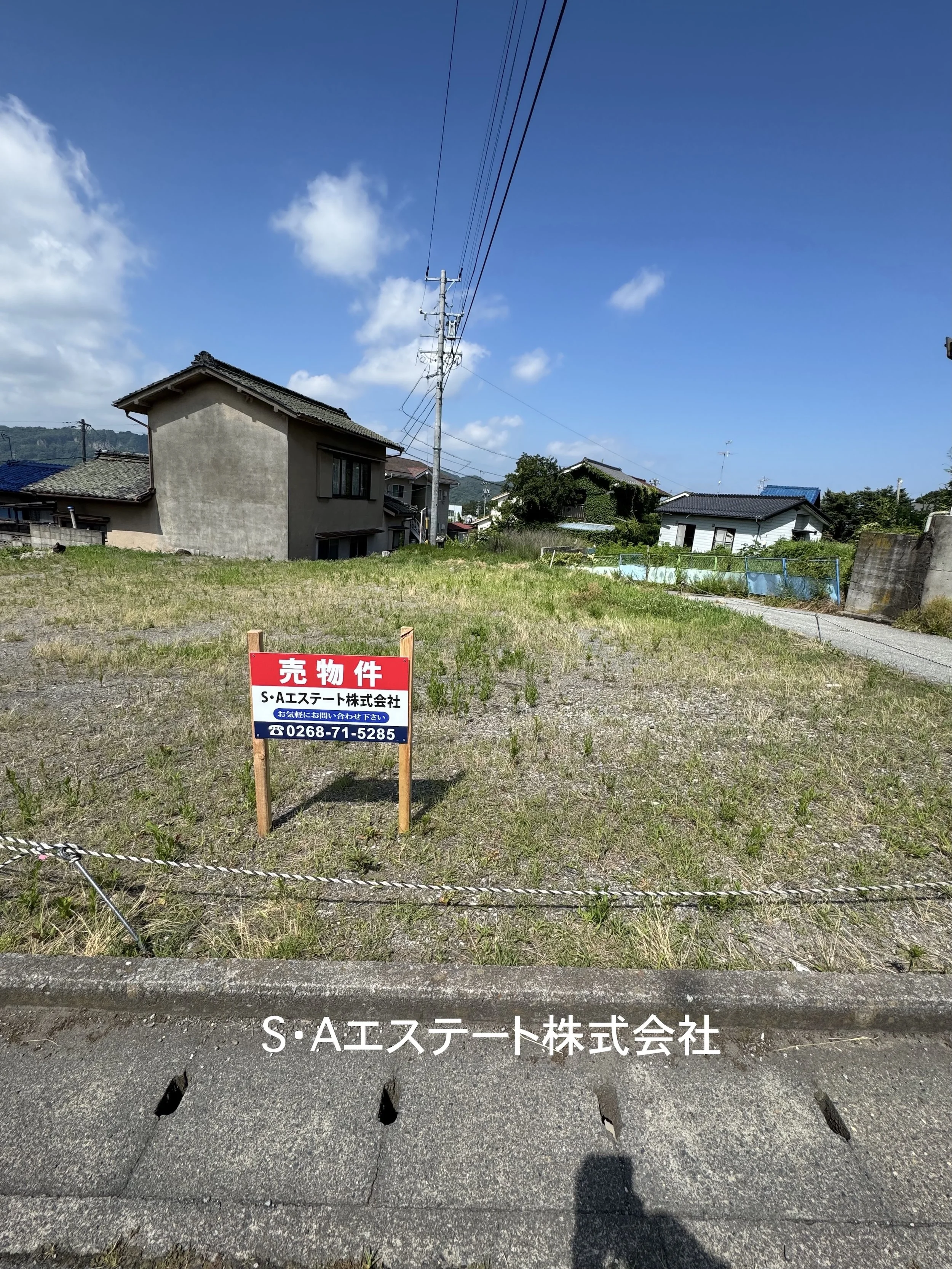 秋の落ち葉が散らばる庭先の風景。木製のベンチ、手前に落ち葉、背景に木や建物が見える晴れた日。」}}hope it is useful! If you want to improve or change anything, just let me know. Thank you!  ձեզ for sharing!  type: json-schema-from-ImageAltText  code:  { 
