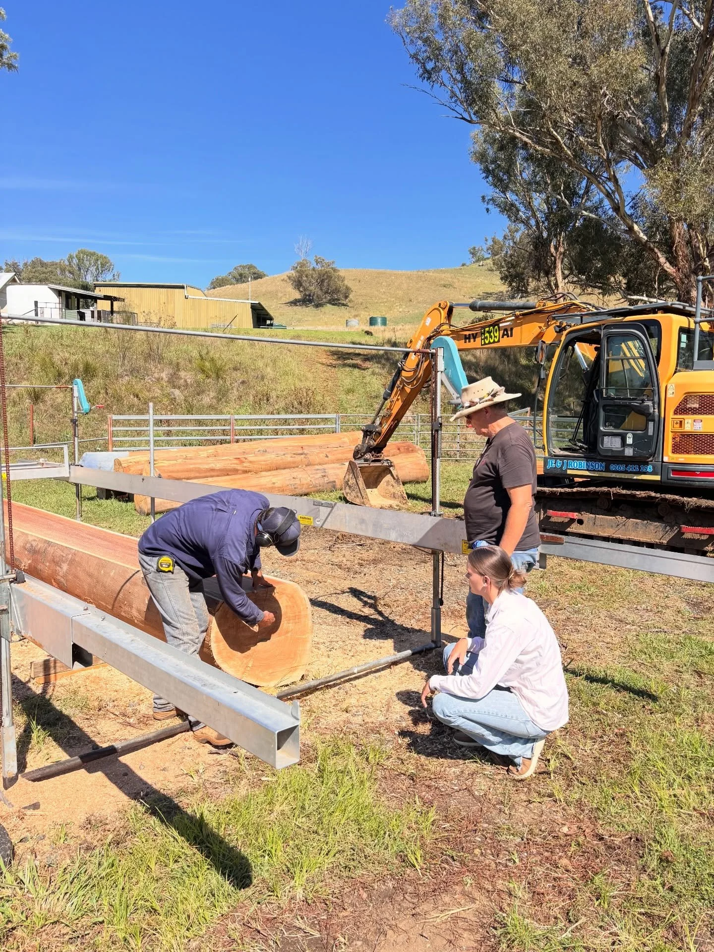 Milling some beautiful stringy bark for a upcoming project. 🌳 🪵