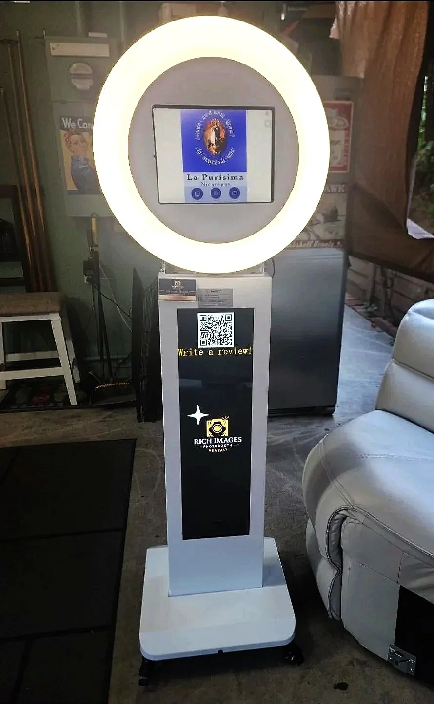 The Premium Digital Booth
       (Custom Screens)