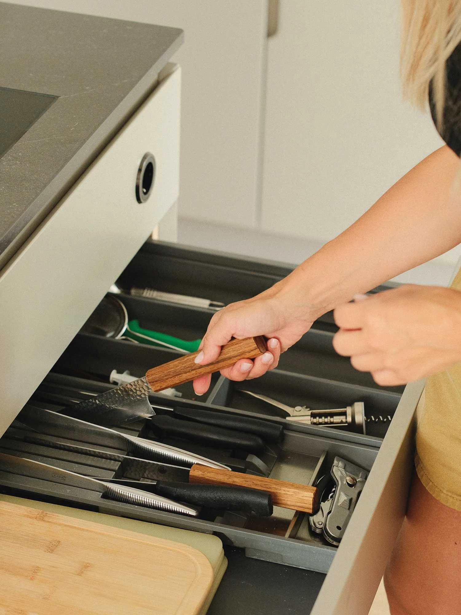 Razdelilniki za predal z noži.