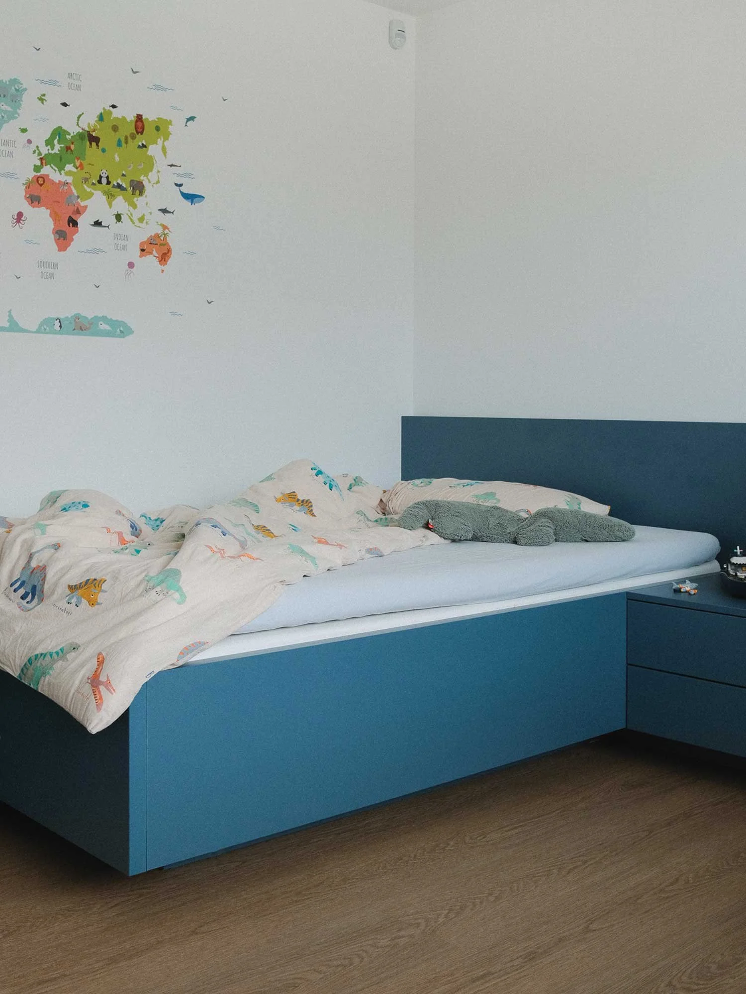 Otroška soba po meri za dečka v modri barvi