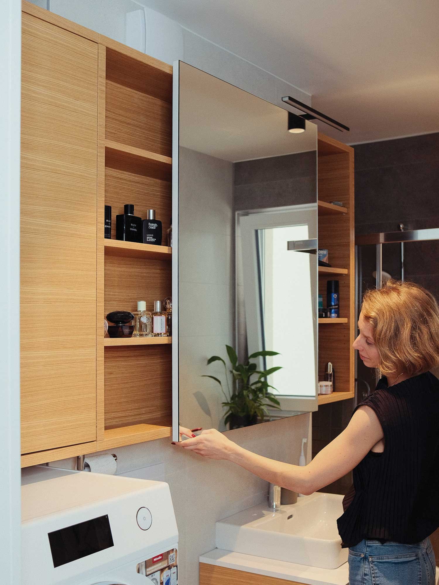 Police po meri v kopalnici z ogledalom.