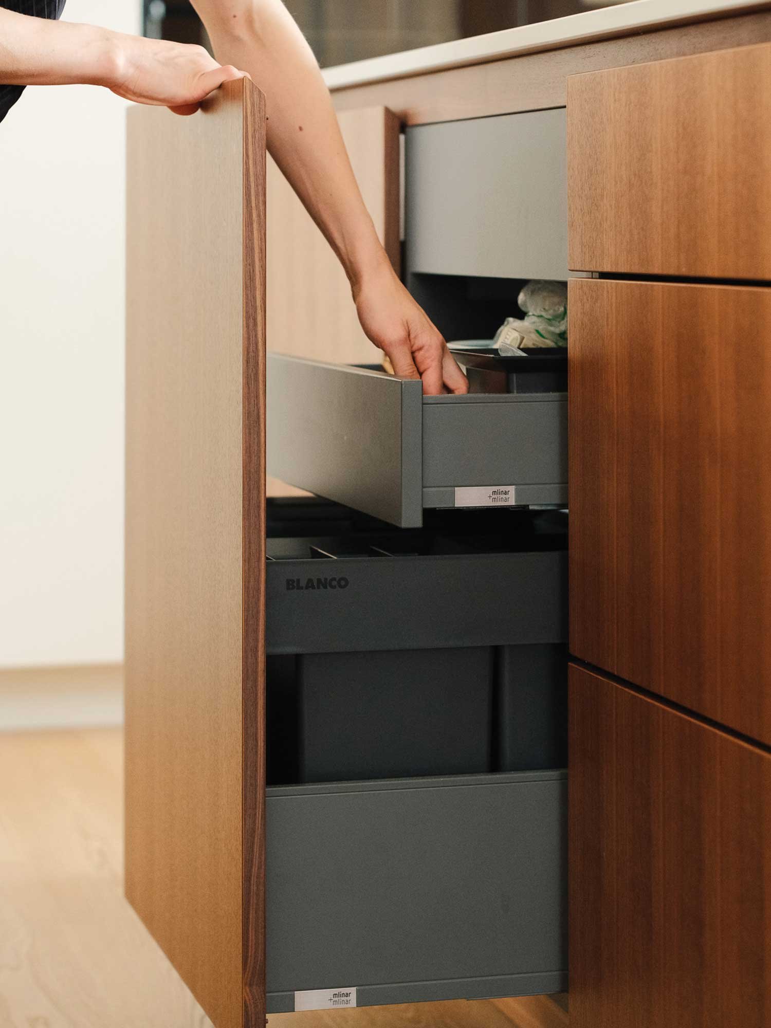 Blanco koš za smeti z ločevanjem odpadkov.