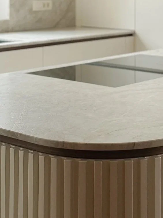 Kuhinjski pult naravni kamen.