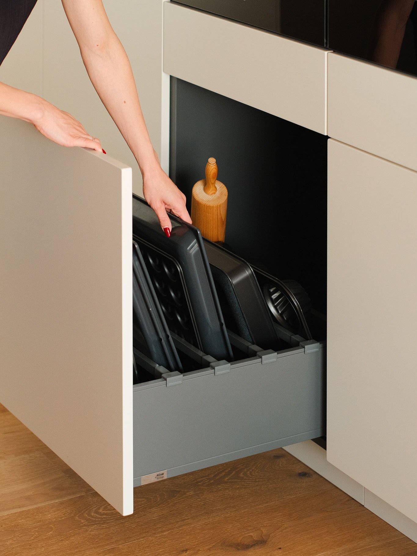 Shranjevanje pripomočkov za peko. 

Predal za pekače ponuja pregledno in urejeno shranjevanje. Pekači so shranjeni zaporedno v globokem predalu, kar omogoča hiter dostop, urejen videz in nemoteno vsakodnevno uporabo.

Regal za pekače pa ponuja drugač