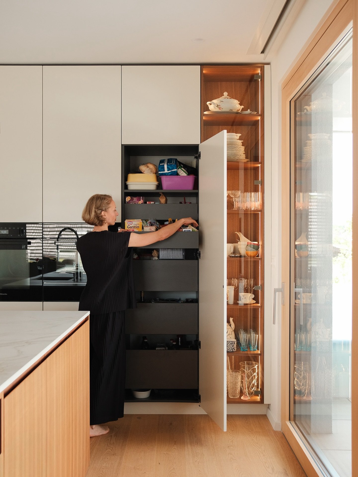 Re&scaron;itve shranjevanja, ki olaj&scaron;ajo vsakdan v Mlinarjevi kuhinji.

Velika shrambna omara s petimi predali in prilagodljivimi policami je načrtovana tako, da vi&scaron;ine predalov omogočajo pregledno in praktično shranjevanje vsega &ndash