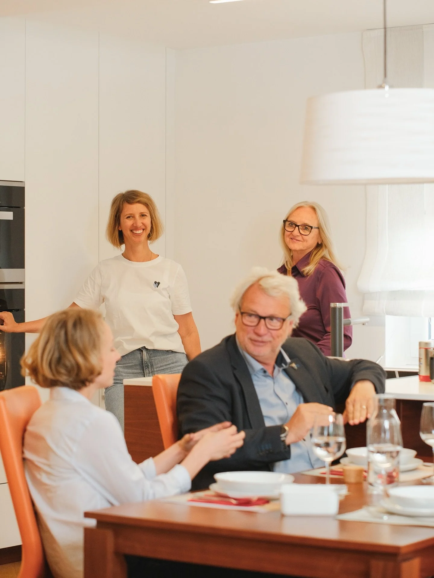 Tako kot je družina sredi&scaron;če na&scaron;ega življenja, je kuhinja srce doma. Prostor, kjer se srečujemo, pogovarjamo, ustvarjamo in delimo vsakdan. Tam, kjer nastajajo zgodbe.
_
#MlinarMlinar #mlinarmlinarkuhinje #kuhinjepomeri  #notranjaoprema