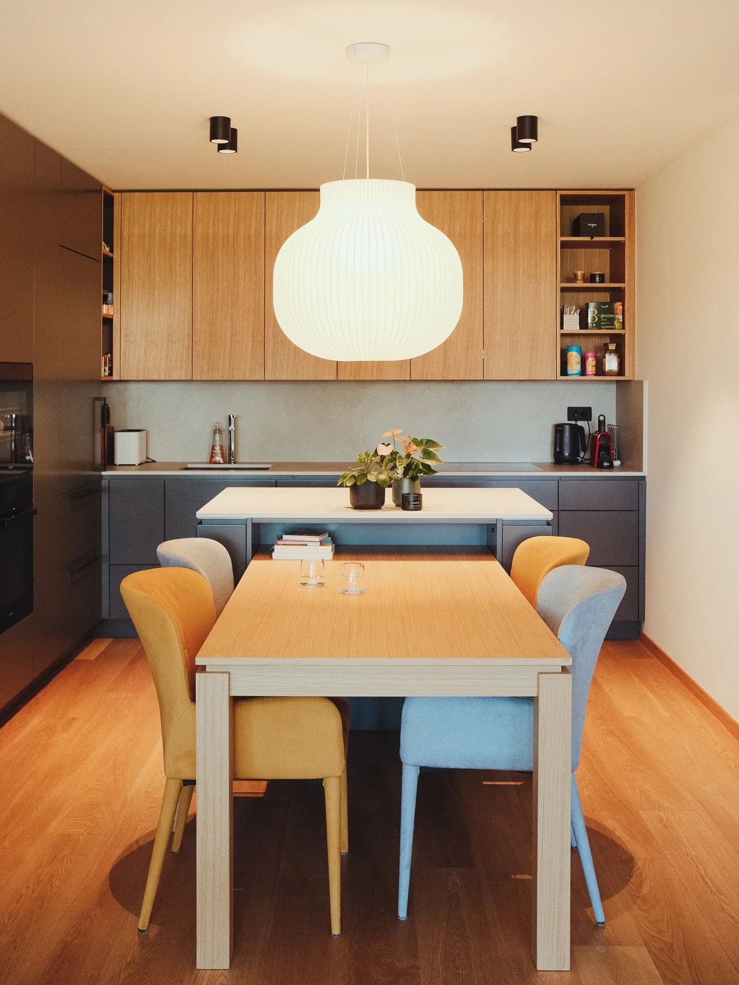 Tudi v manj&scaron;ih kuhinjah je mogoče s pravilnim načrtovanjem ustvariti prijeten in funkcionalen prostor, ki nam omogoča nemoteno gibanje in olaj&scaron;a vsakodnevna opravila.
_
#MlinarMlinar #mlinarmlinarkuhinje #kuhinjepomeri  #notranjaoprema 