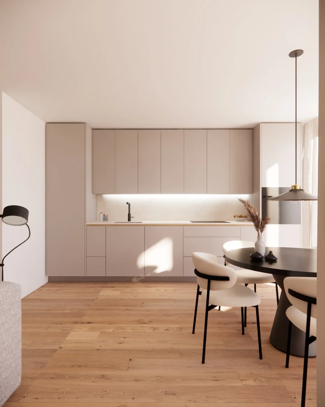 Elegantna enobarvna kuhinja ali tak&scaron;na, ki jo dopolnjuje toplina naravne barve lesa?

V manj&scaron;em stanovanju v Ljubljani, ki služi kot sekundarni dom, sta se naročnika na koncu odločila za tretjo možnost z nekoliko bolj izrazitimi barvami