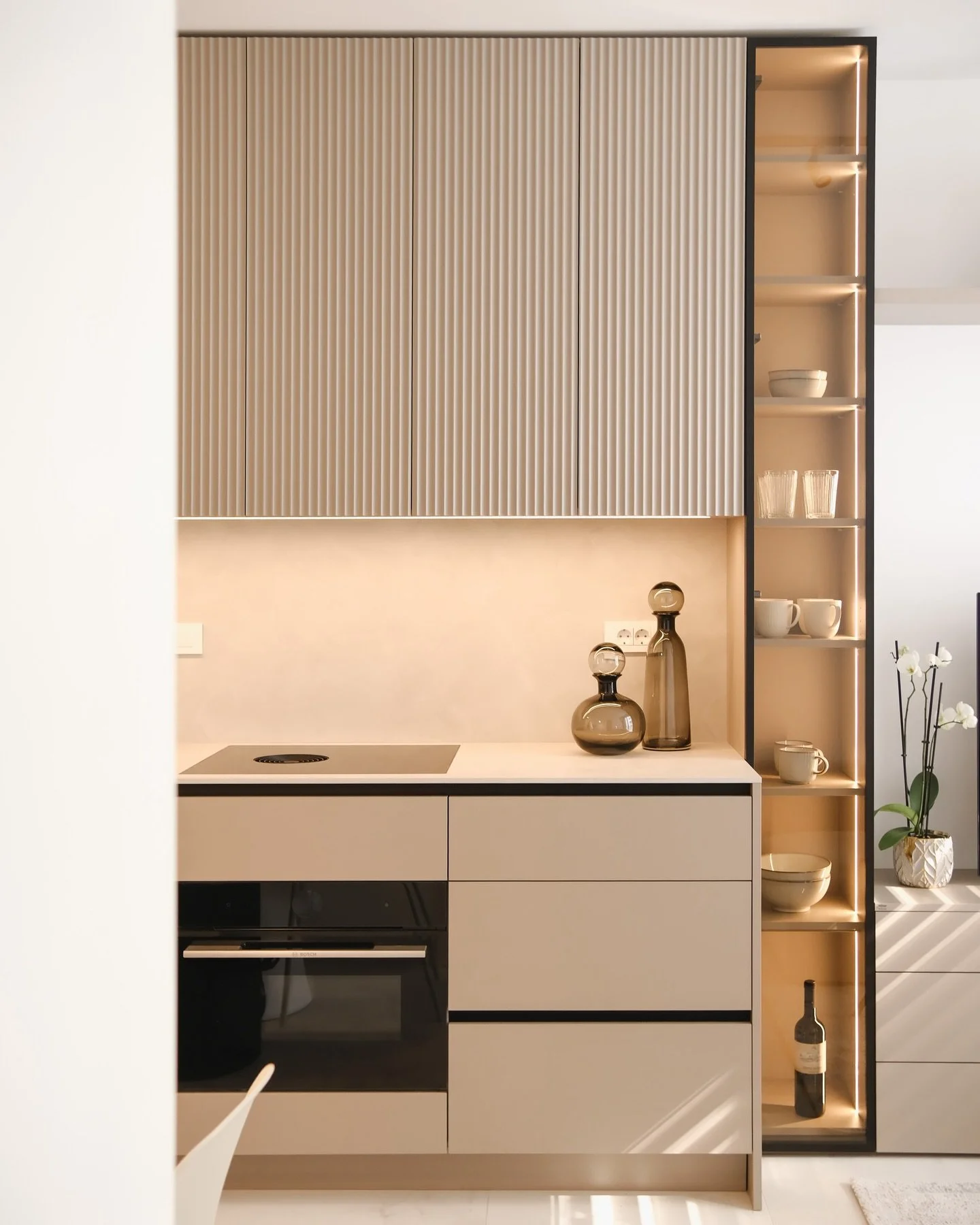 Ko se pri projektu srečajo tri arhitektke, nastane dom, kjer je vsak kos pohi&scaron;tva premi&scaron;ljeno ume&scaron;čen in nič ni prepu&scaron;čeno naključju. 

Kuhinjo za mlado zaposleno v kompaktnem ljubljanskem stanovanju smo zasnovali skupaj z