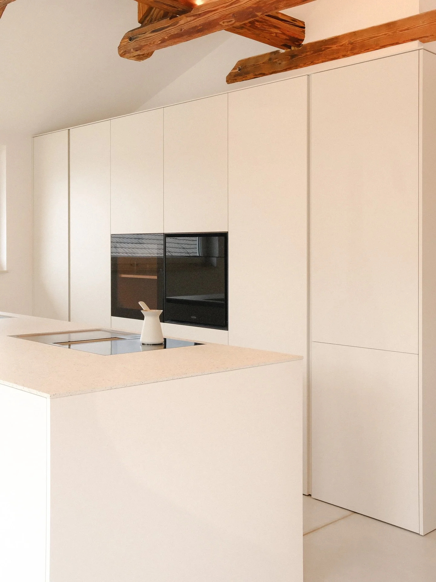 Jutranja kava v Mlinarjevi kuhinji za lep začetek dneva.  Kuhinja za mlad par &ndash; sla&scaron;čičarko in kuharja &ndash; ki ju povezuje ljubezen do domače hrane, kuharskih eksperimentov in me&scaron;anja slovenskih ter libanonskih okusov.
_
#Mlina