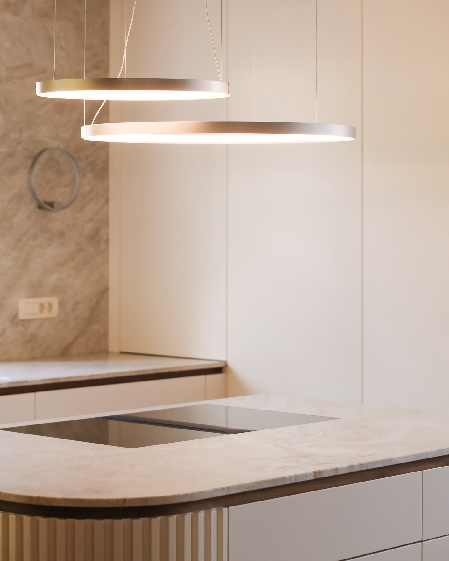 Z leti se način kako uporabljamo kuhinjo postopoma spreminja &ndash; vse bolj cenimo udobje, lahkotno gibanje in preprost dostop do stvari, ki jih uporabljamo vsak dan.

Naročnika, ki sta v zrelej&scaron;ih letih sta si pri svoji že tretji Mlinarjevi