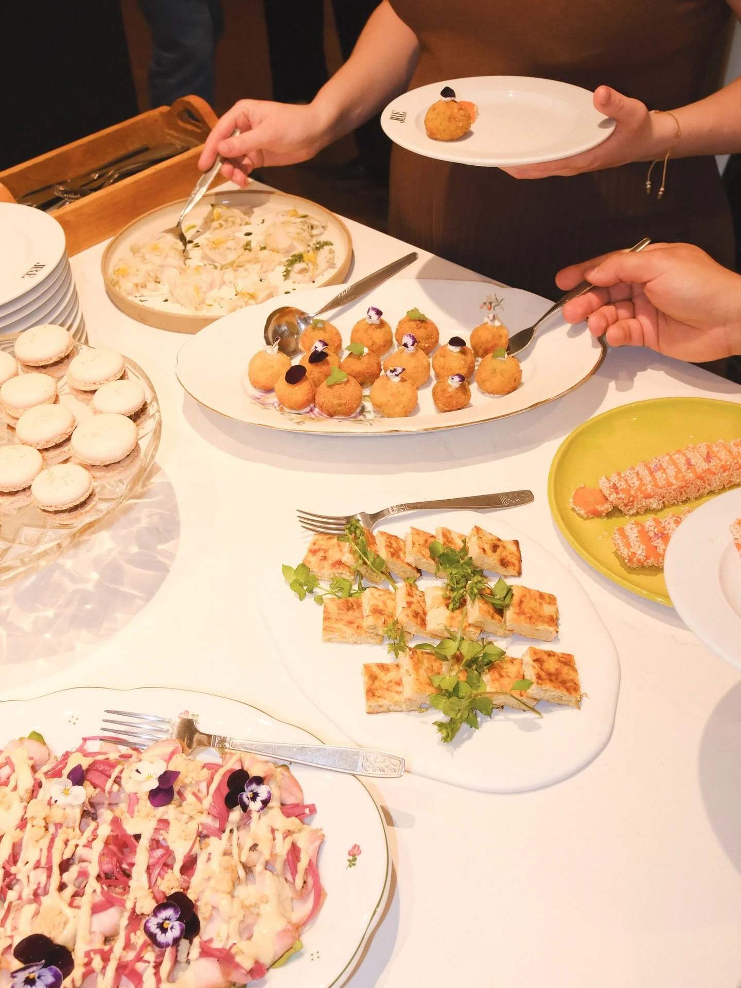 V Mlinarjevi kuhinji: kulinarično druženje z @gostilnarepovz 

Ker verjamemo, da se na&scaron;e delo ne zaključi z montažo kuhinje, temveč se nadaljuje v trenutkih, ko jo zares začnete uporabljati, smo ponovno oživili dogodke &raquo;V Mlinarjevi kuhi