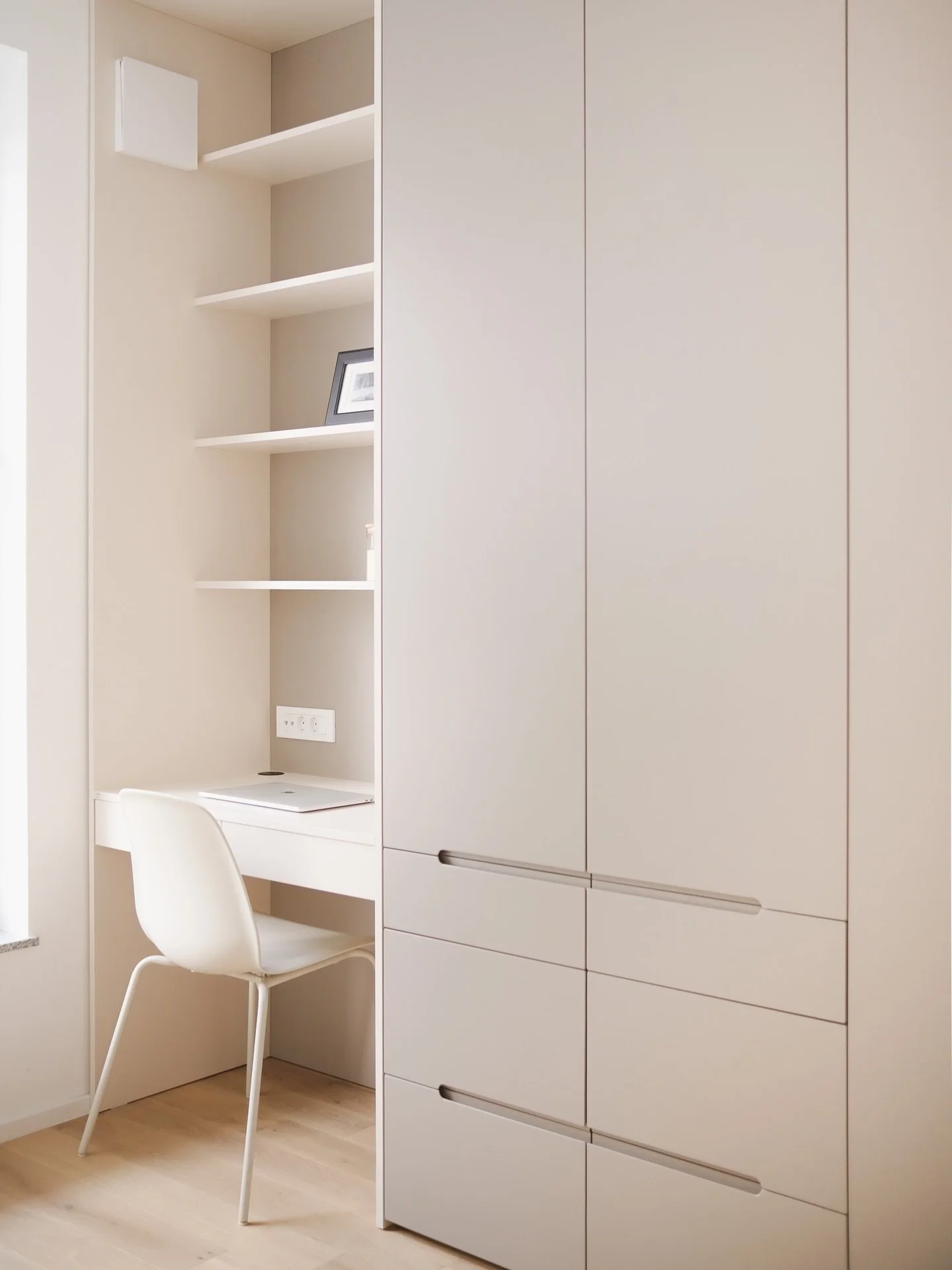 Kompaktno urbano stanovanje za eno osebo. 
Bivalni program kuhinje, jedilnice in dnevnega prostora je razporejen v posamezne, smiselno povezane cone znotraj podolgovatega prostora, medtem ko je delovni kotiček svoje mesto na&scaron;el v spalnici. Nev