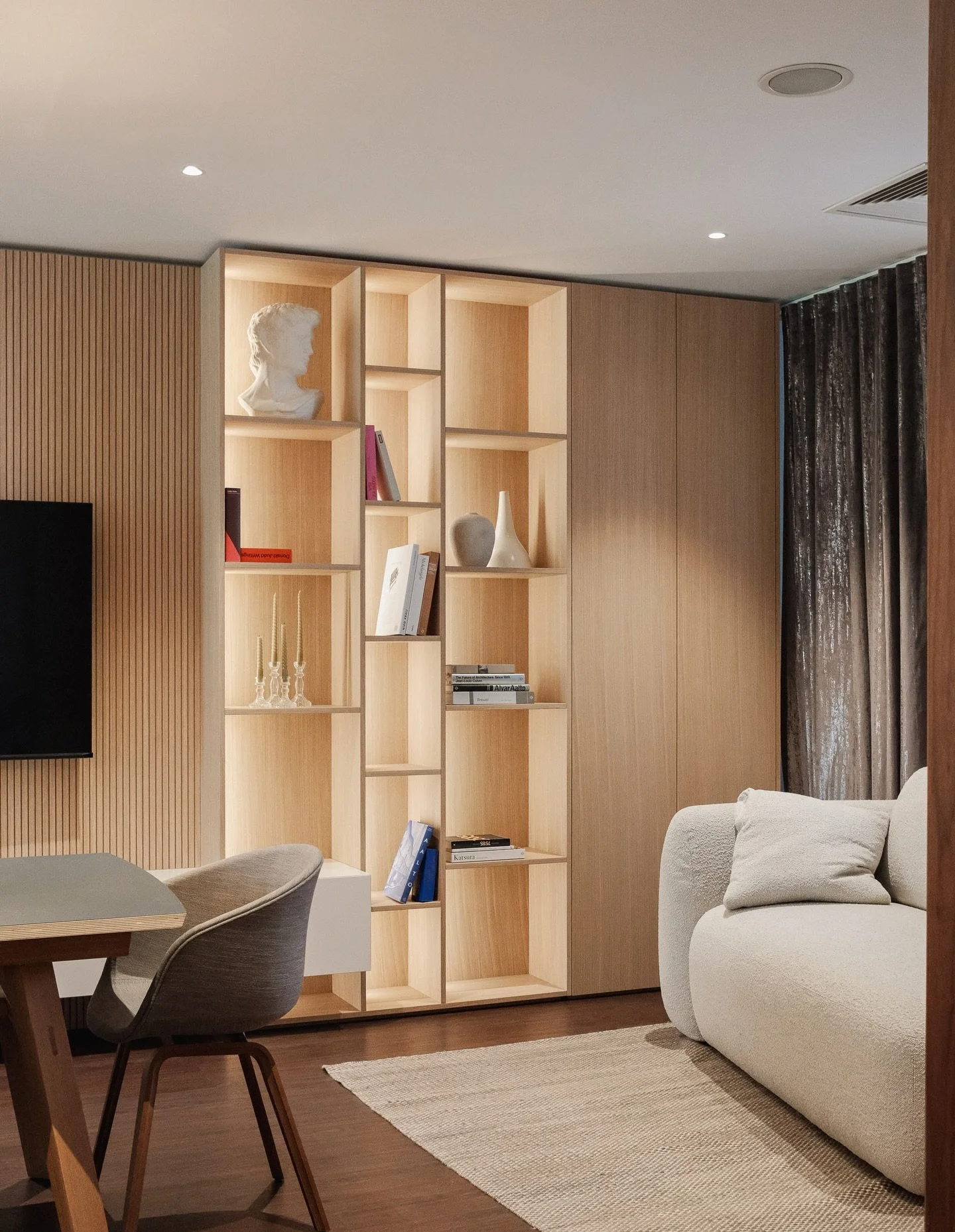 Vabljeni v prenovljen salon, kjer vam zdaj lahko pokažemo &scaron;e več.

Ne samo posamezne elemente, temveč kako nastajajo prostori, kjer vsaka re&scaron;itev izhaja iz načina bivanja.
_
#mlinarmlinar #mlinarmlinarkuhinje #kuhinjepomeri  #notranjaop