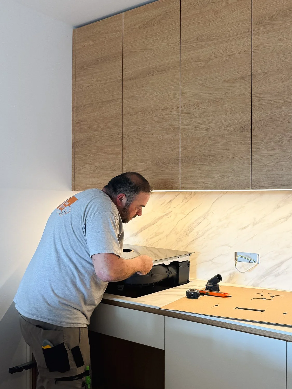 Vgradnja kuhinjskih aparatov v mlinar+mlinar kuhinji.