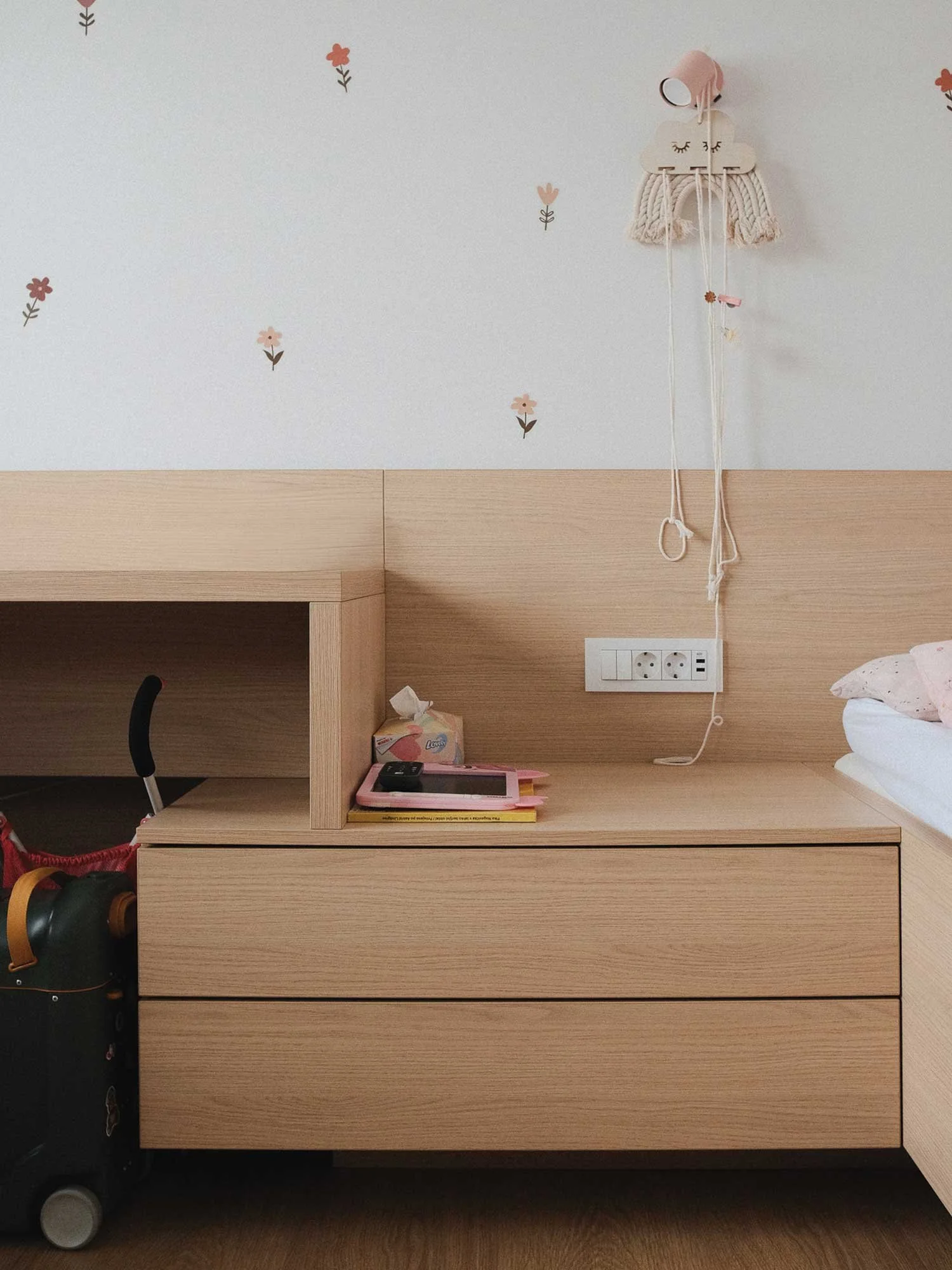 Otroška soba z mizo po meri