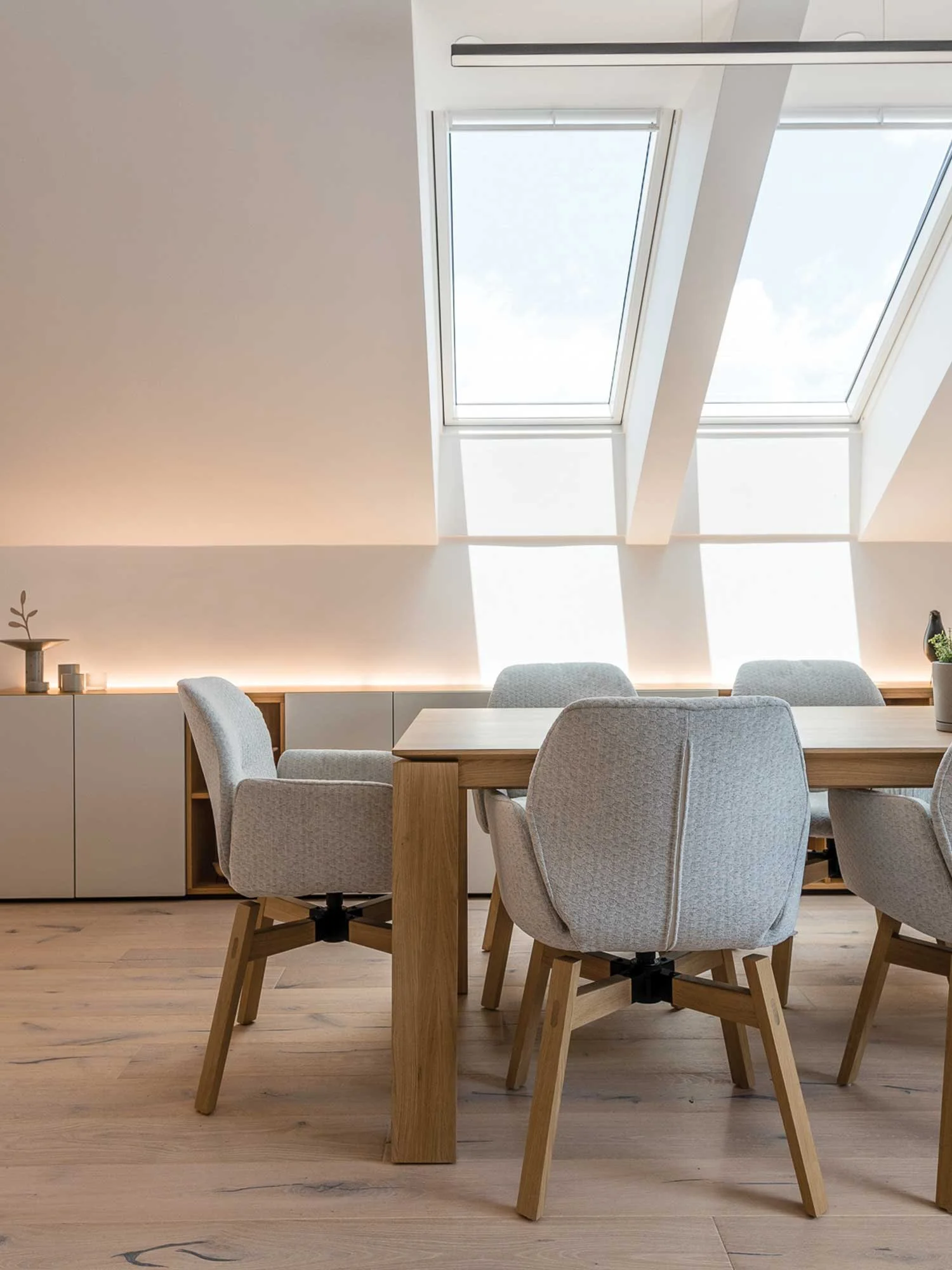 Jedilnica po meri s komodo v mansardi.