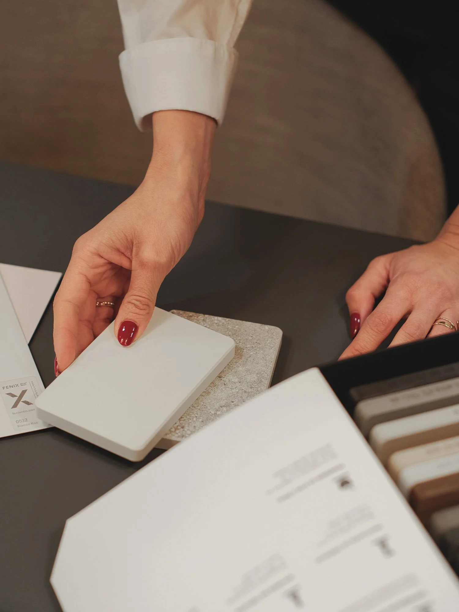 Proces izdelave Mlinarjeve kuhinje, materiali zloženi na mizi v salonu