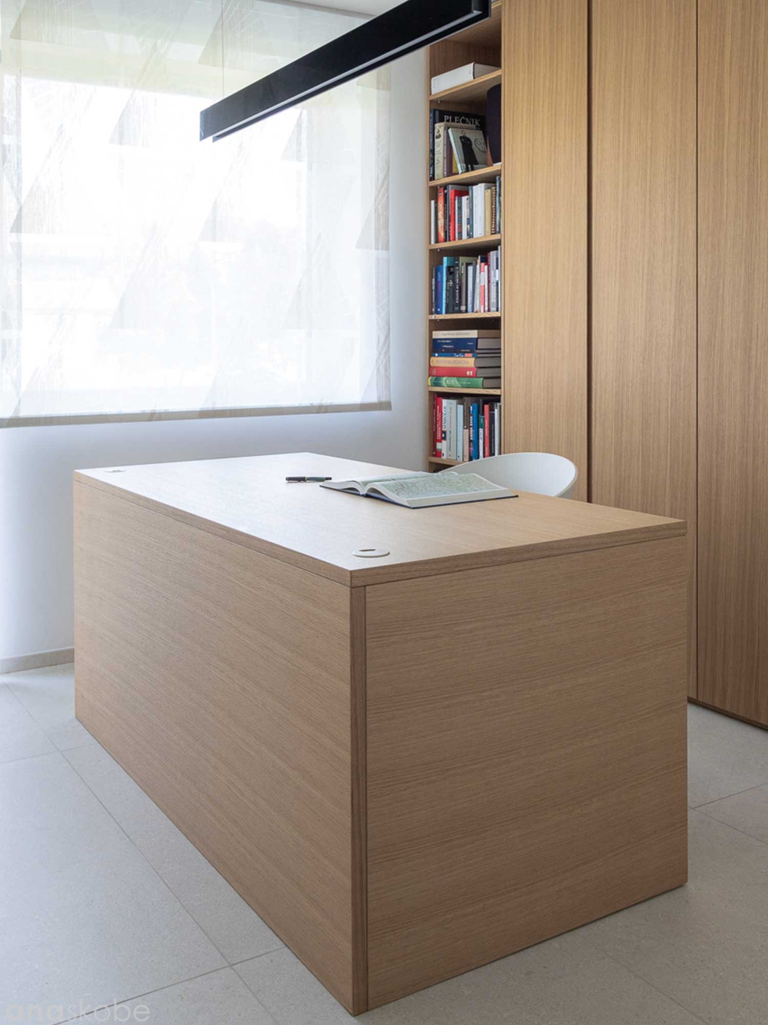 Minimalistična pisarna s knjižnico po meri