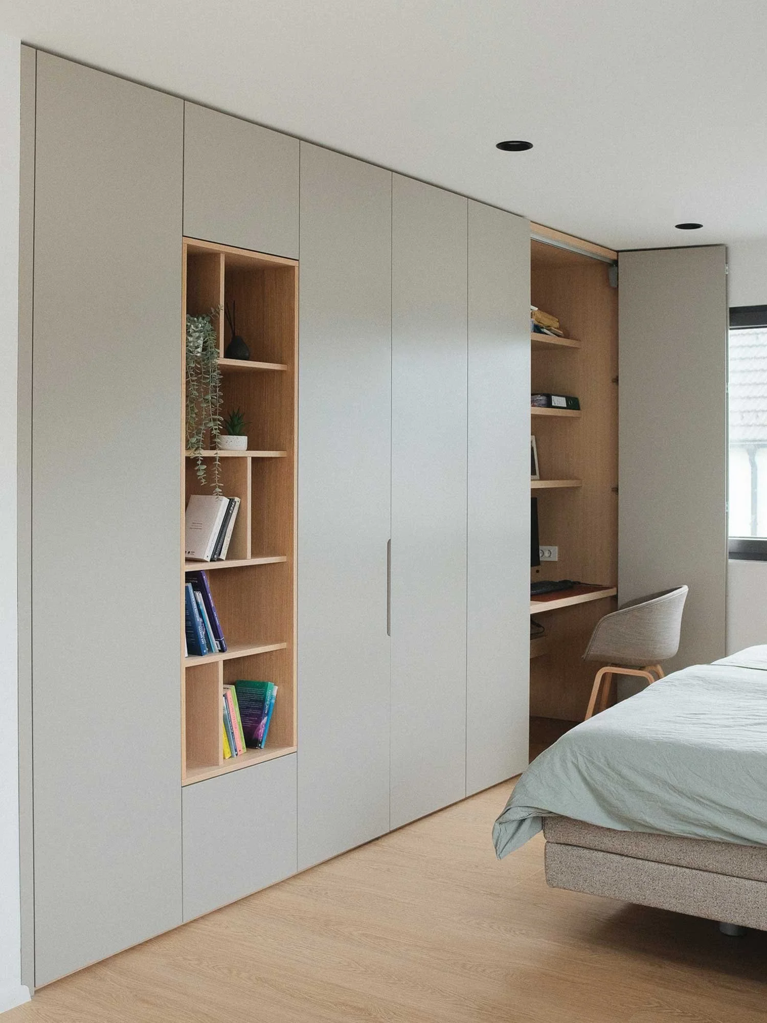 Po meri izdelana spalnica s kotičkom za domačo pisarno