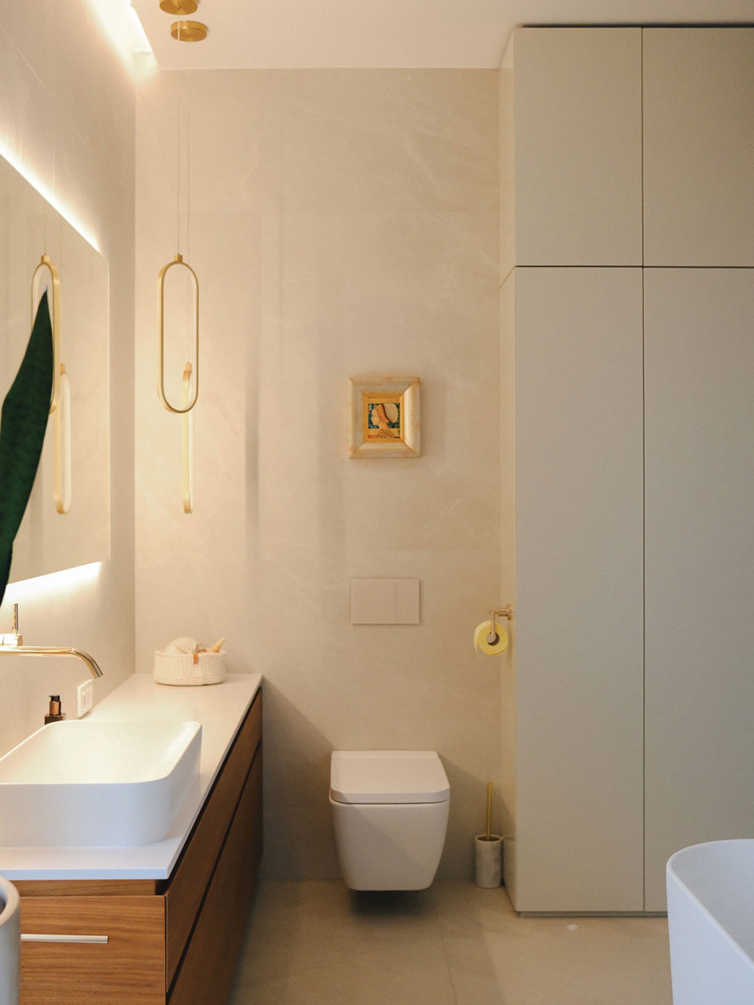 Kopalnica po meri v nevtralnih bež odtenkih.