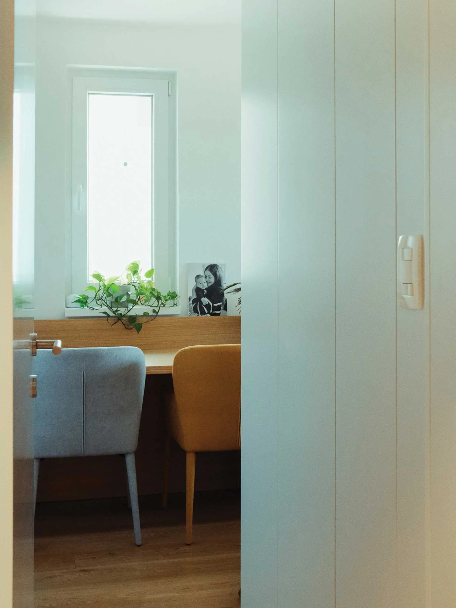 Mali kotiček za delo od doma v spalnici po meri