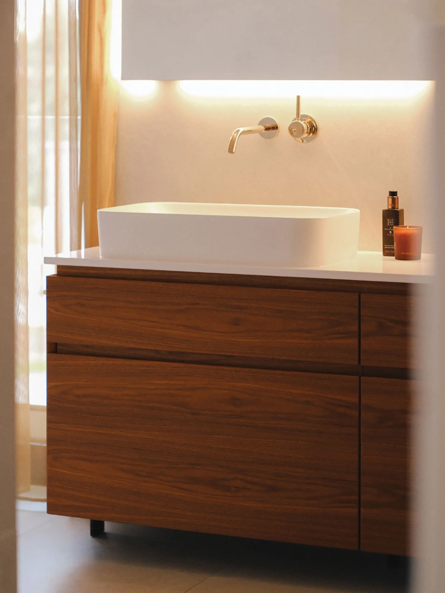 Kopalnica po meri v temnem elegantnem lesu.