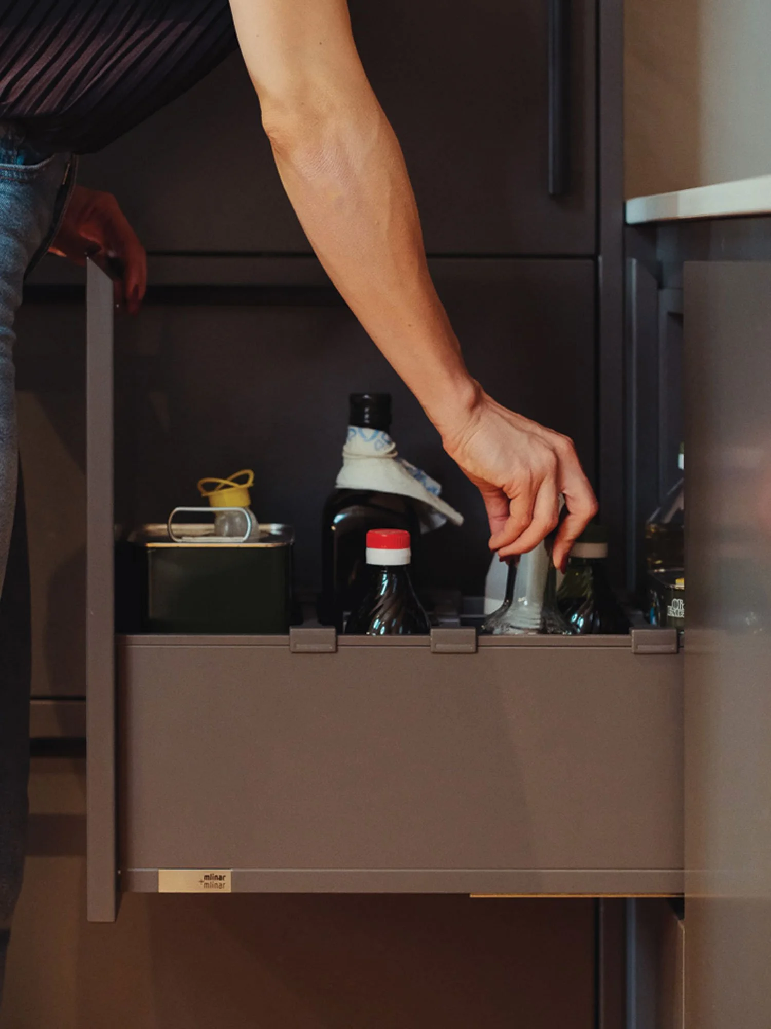 Predal za olje, kis in ostale steklenice.