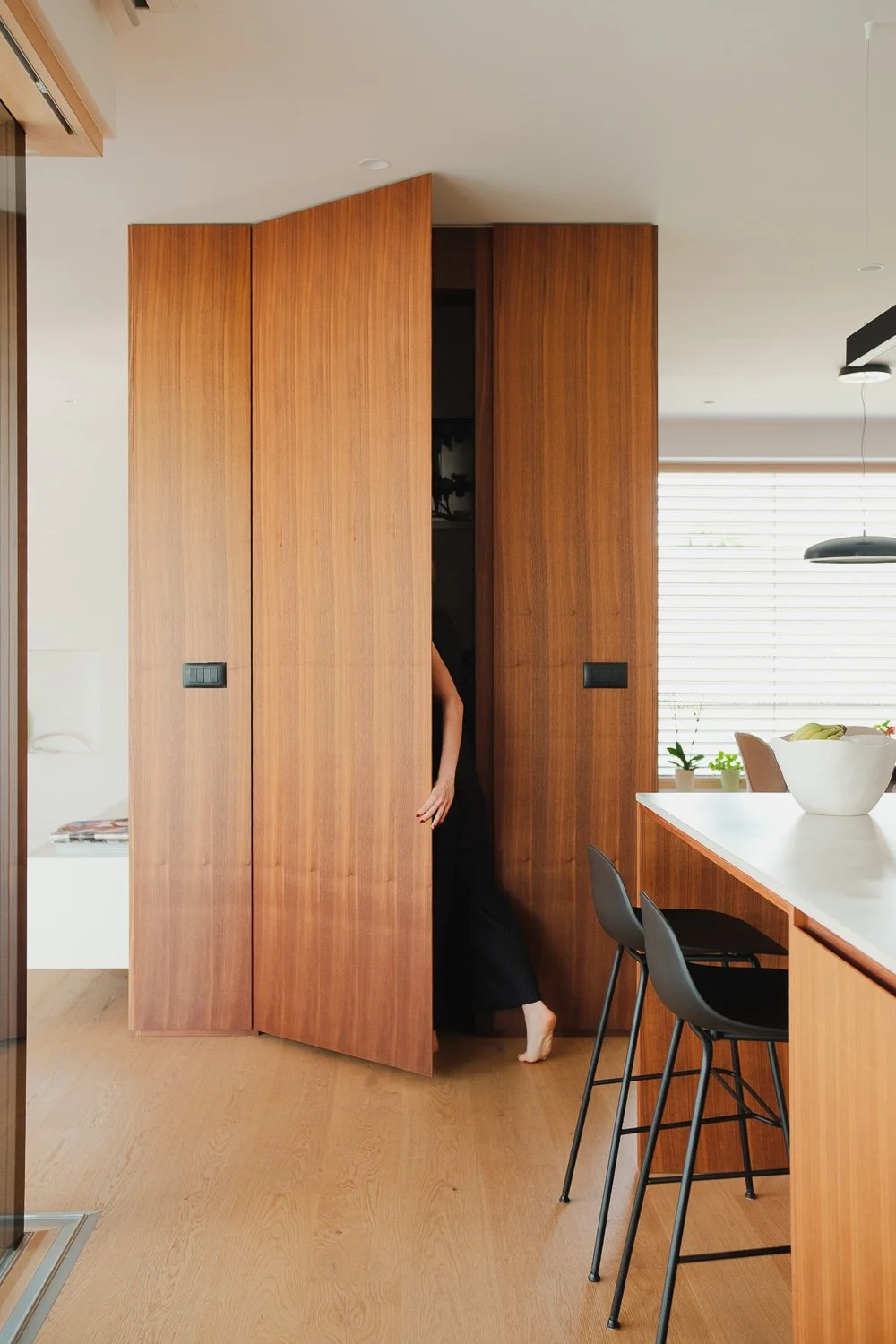 Umirjen dom z naravnimi kontrasti