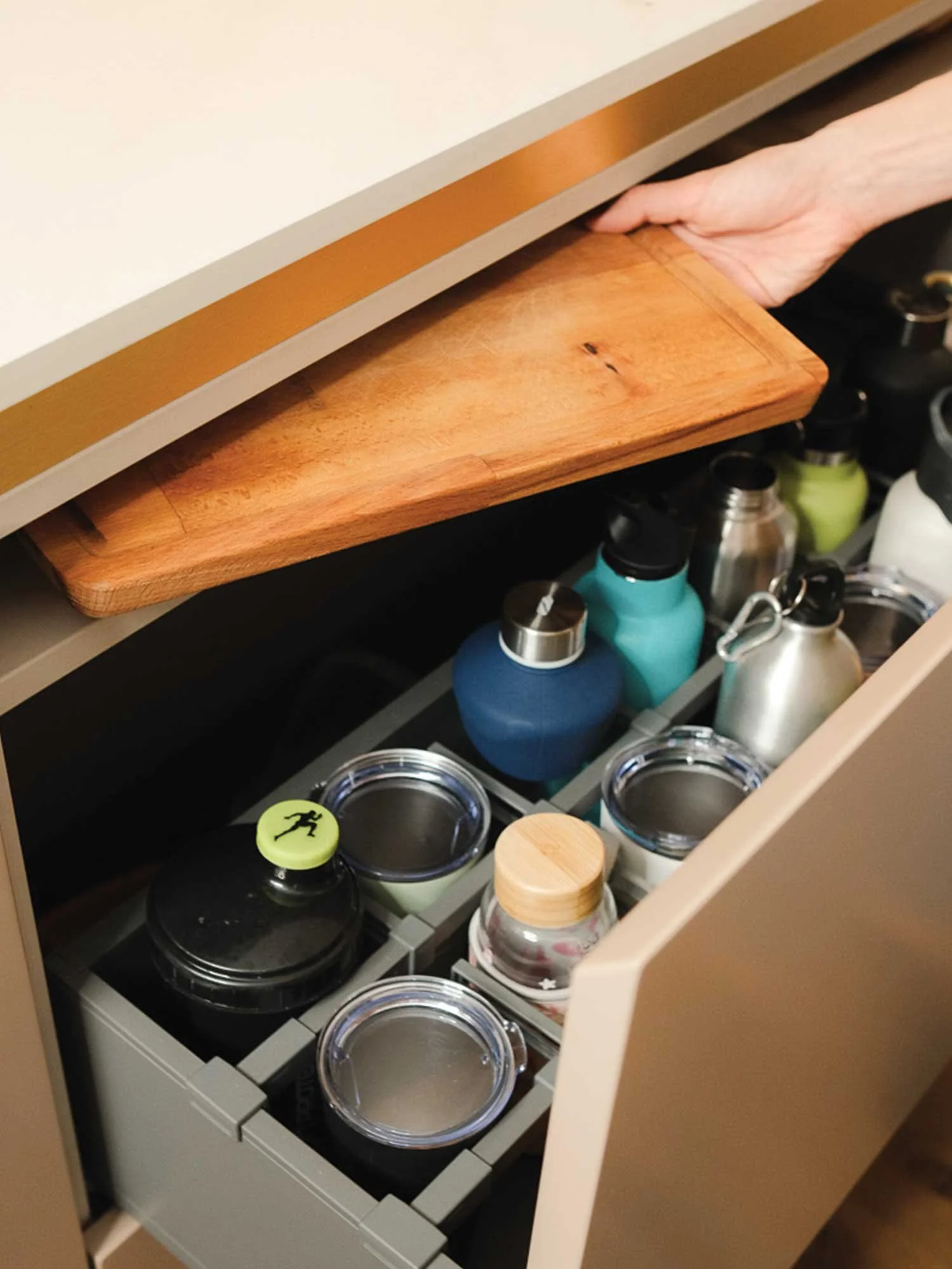 Predal za bidone in flaše za vodo z razdelilniki.