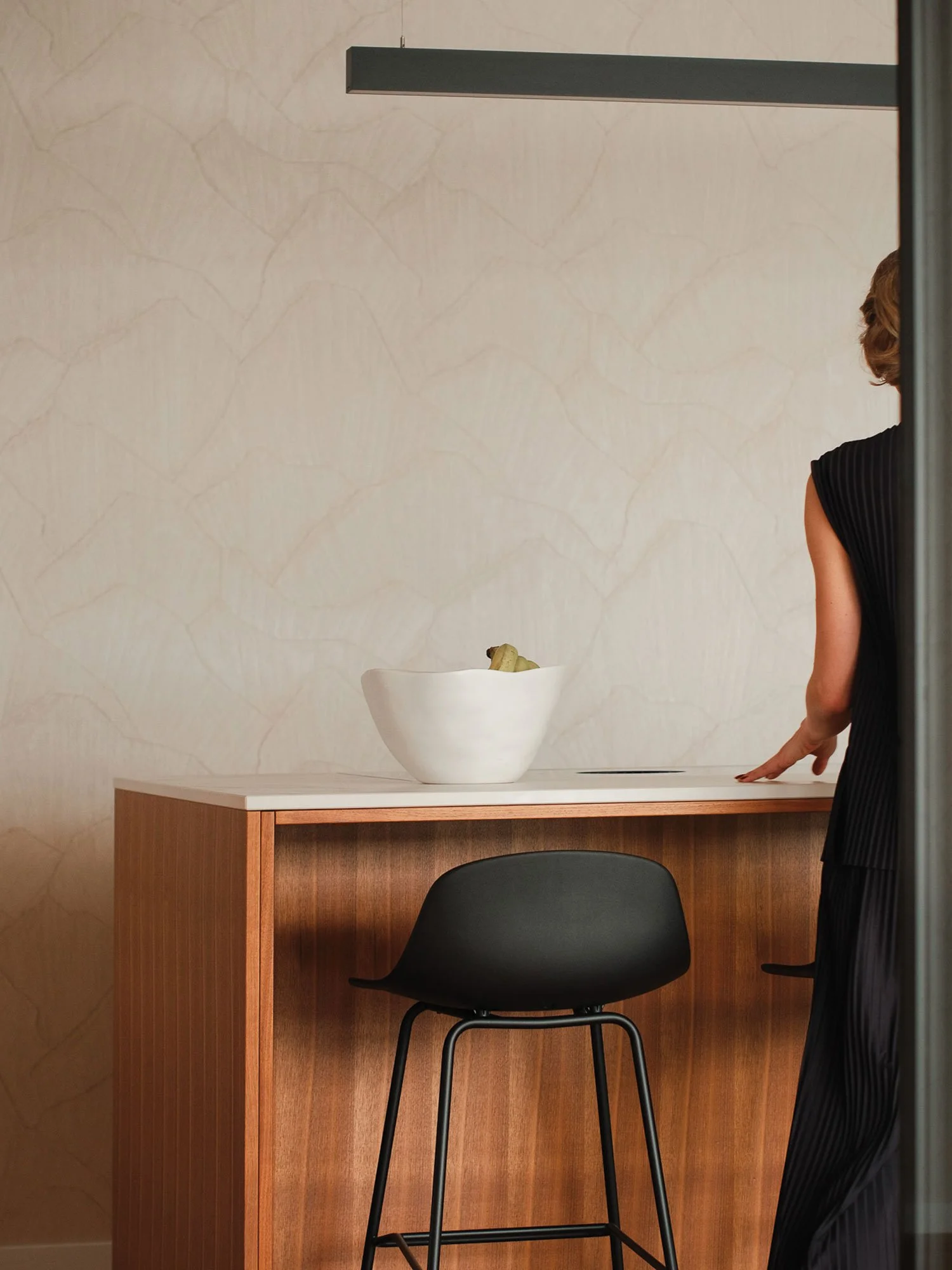 Izbrani projekti Mlinarjevih kuhinj, pogled na kuhinjo iz temnega orehovega lesa