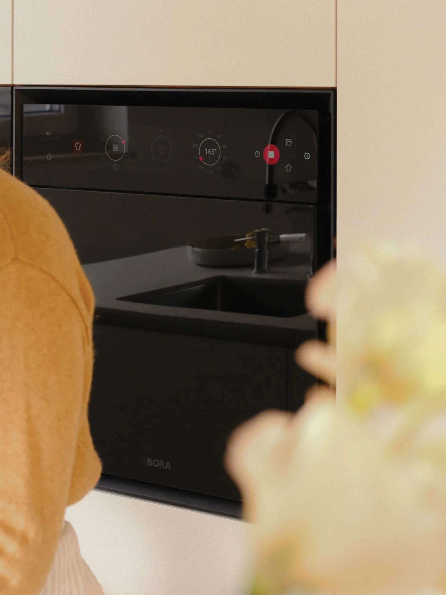 Izbor gospodinjskih aparatov v Mlinarjevi kuhinji.