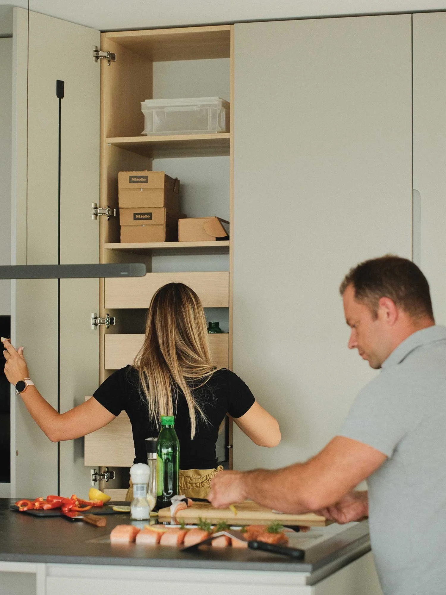 Shrambna omara za shranjevanje pijače, testenin, začimb in desk za rezanje.