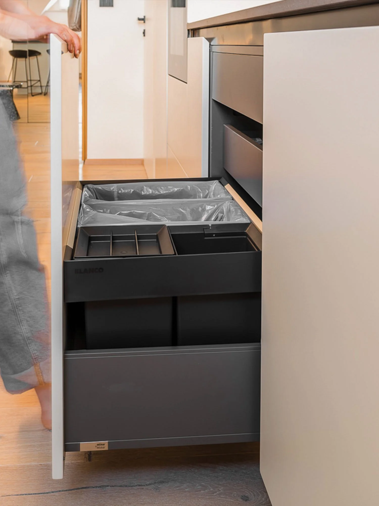 Blanco koš za smeti s predalom za gobice za čiščenje in čistila.