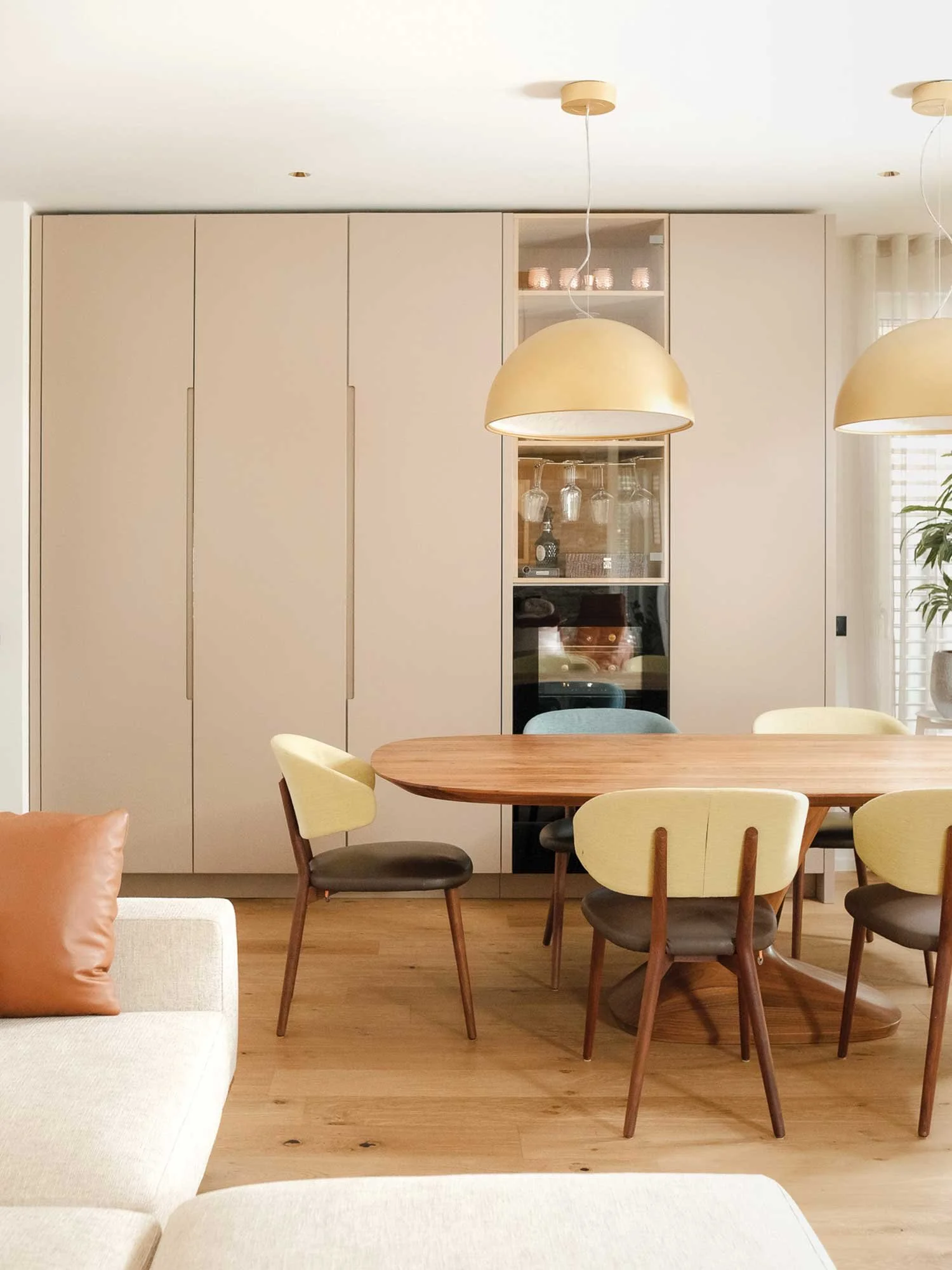 Jedilnica po meri s skrito kuhinjo v kuhinji.