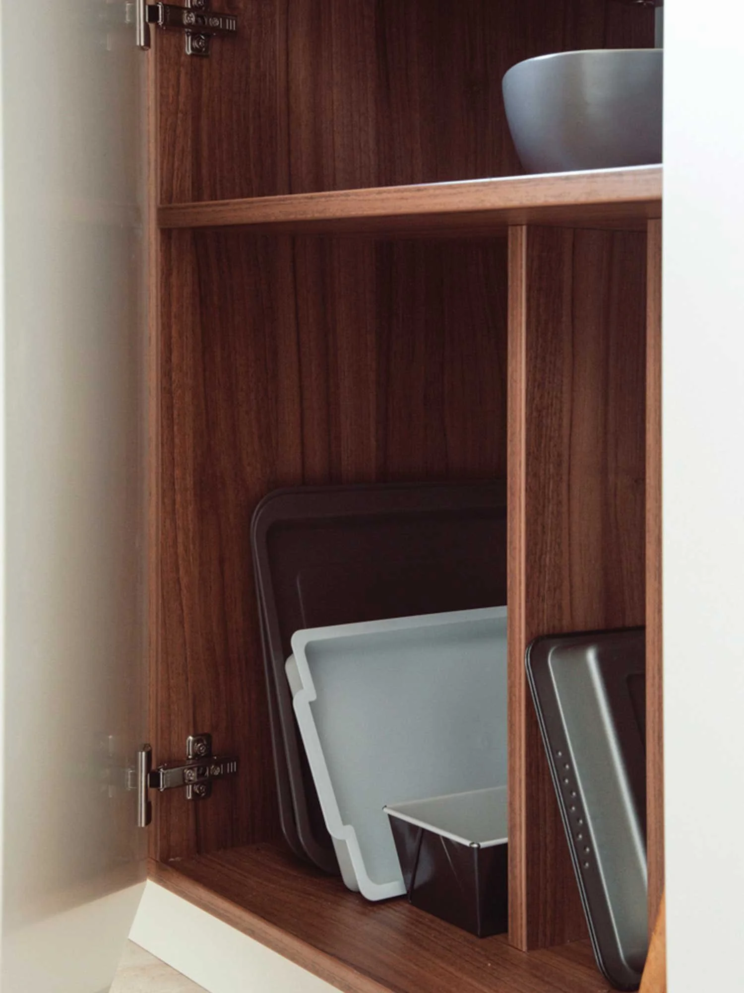 Regal za pekače s poličkami.