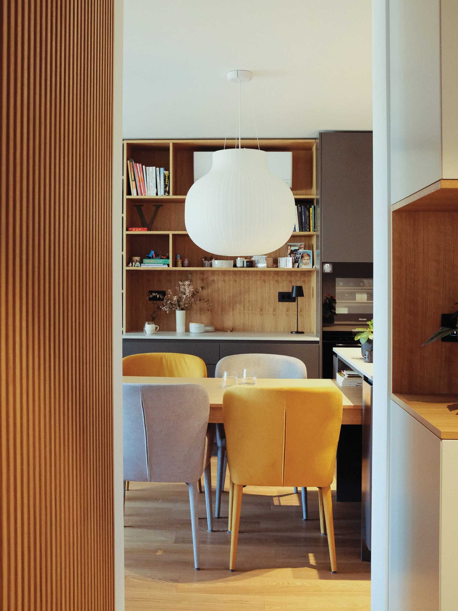 Jedilnica po meri v temno sivi in naravni barvi lesa.