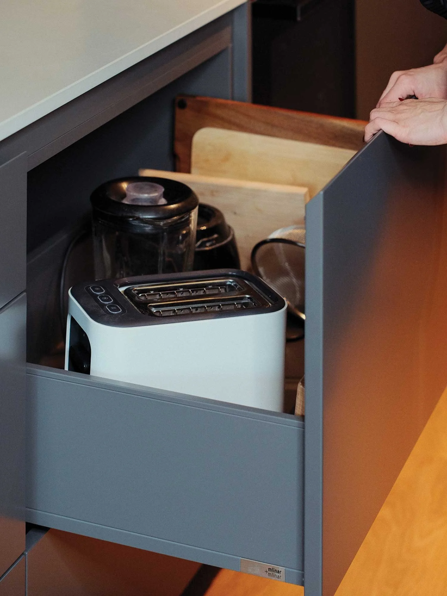 Predal za male gospodinjske aparate pod pultom.