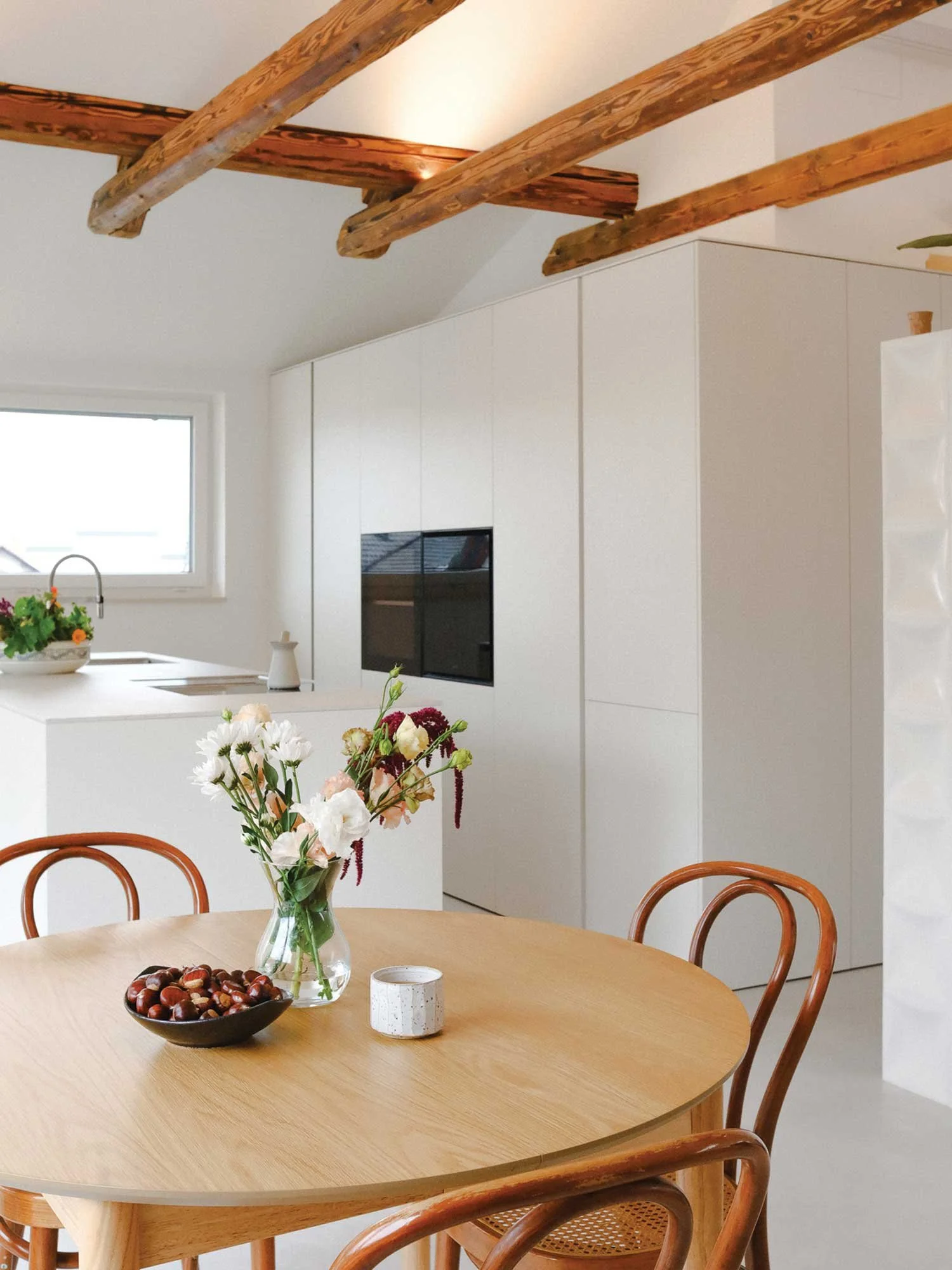 Nevtralna minimalistična kuhinja v mansardi.